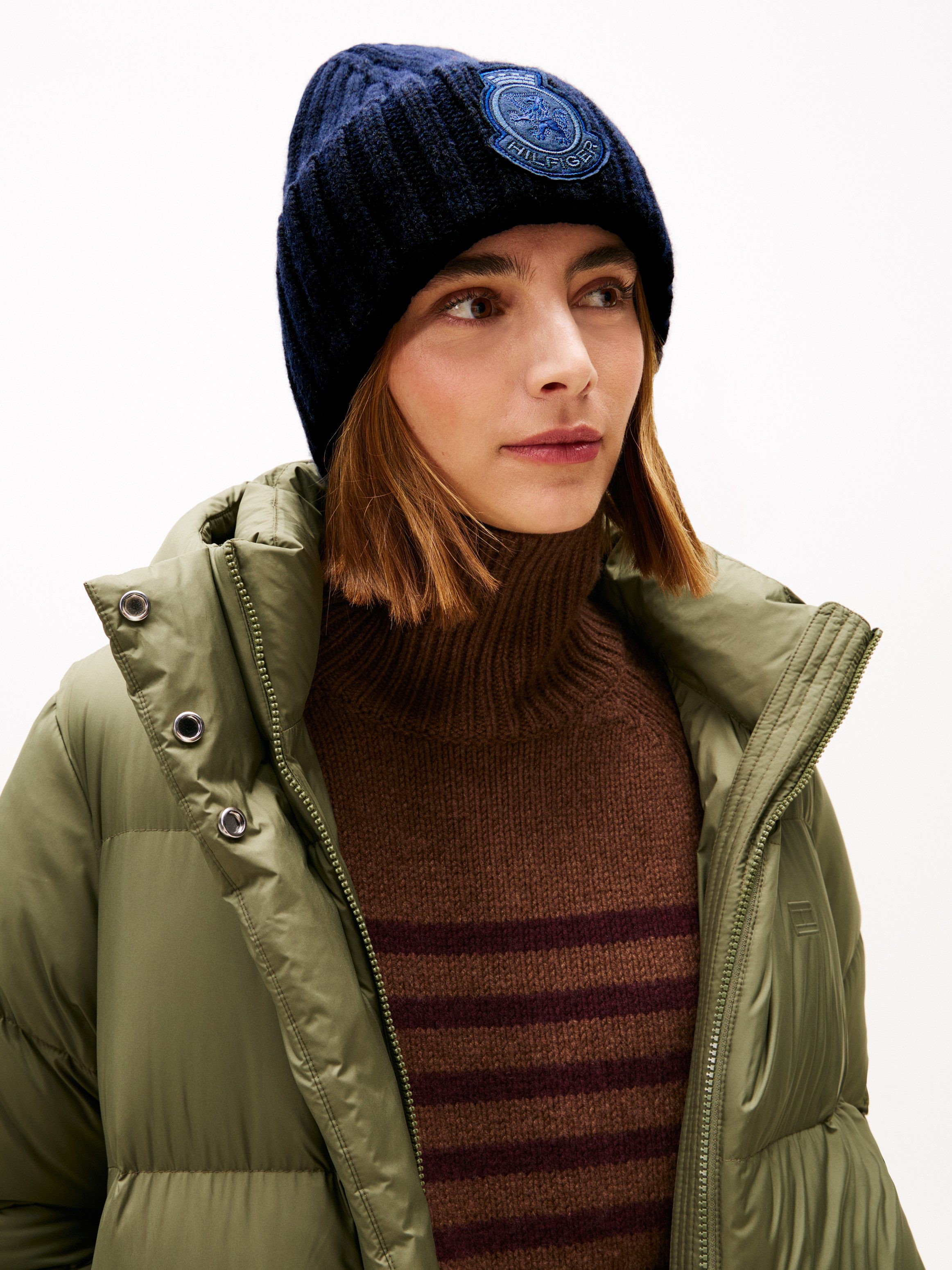 Tommy Hilfiger Beanie TH CREST FLUFFY aus reiner Wolle, TH-Wappen-Patch an Umschlag – Bild 2 von 4