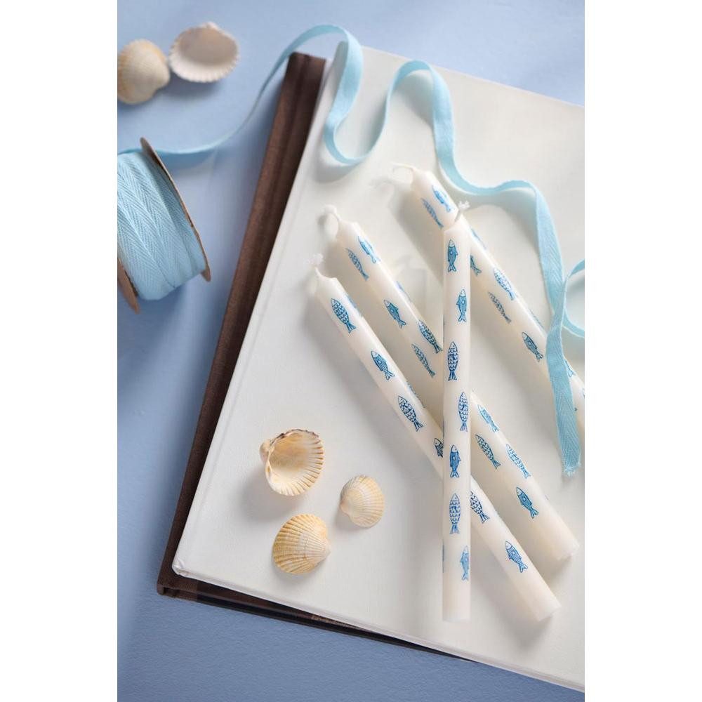 Ib Laursen Tafelkerze Ib Laursen Kerze schmal hoch mit blauen Fischen