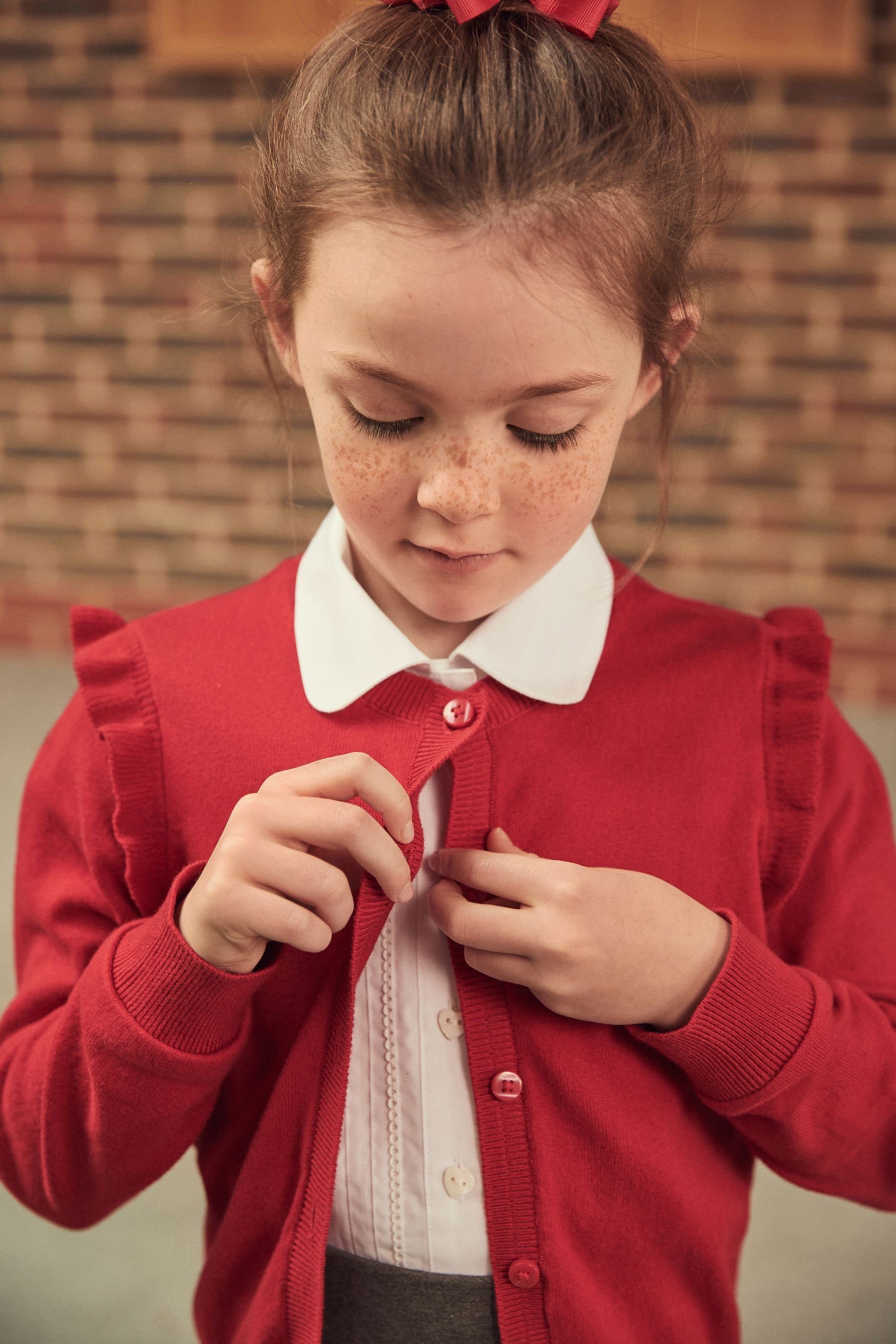 Next Strickjacke Schul-Strickjacke mit gerüschten Schultern (1-tlg)