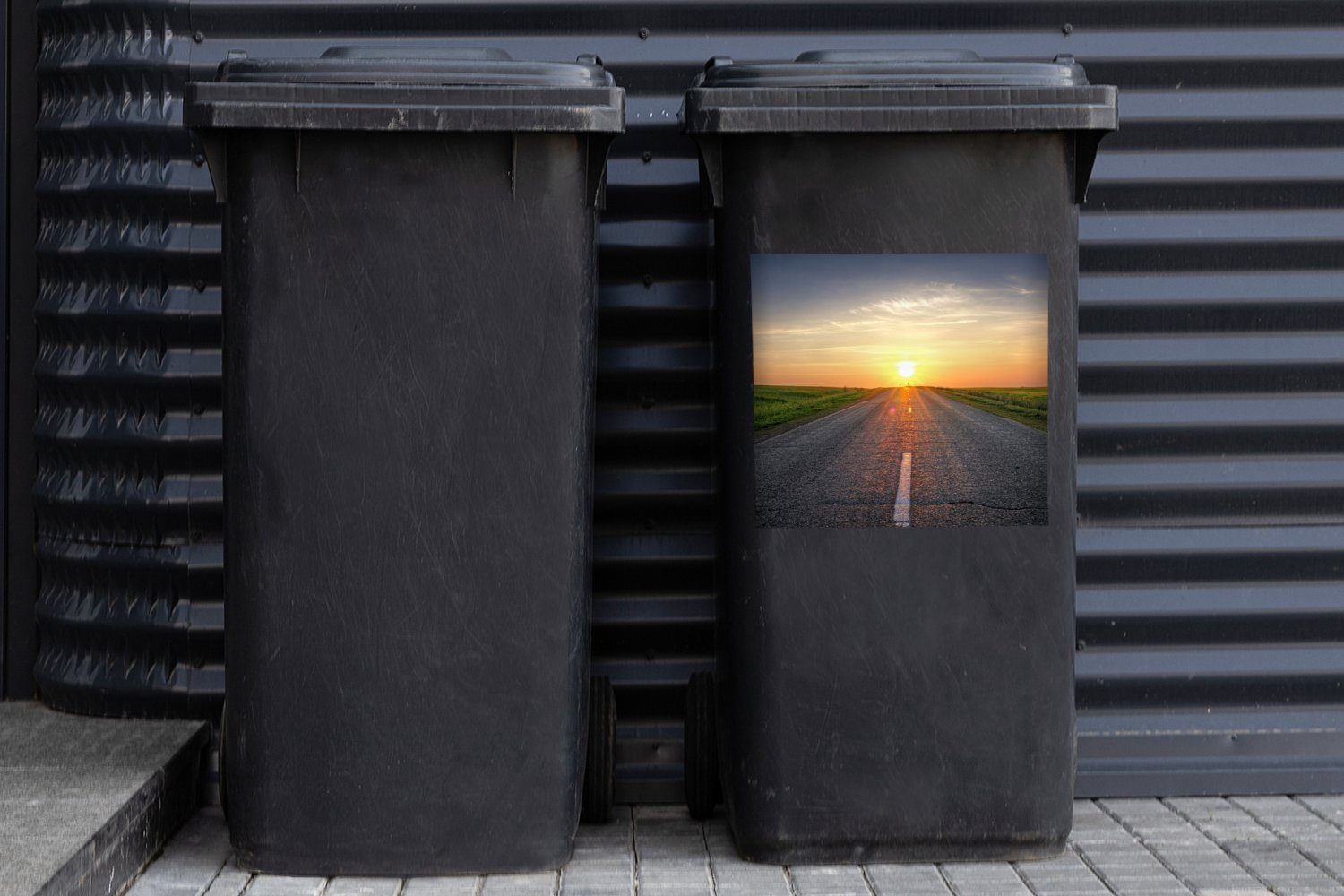 MuchoWow Wandsticker Sonnenaufgang über der Sticker, Container, Mülleimer-aufkleber, Abfalbehälter (1 St), Mülltonne, Straße