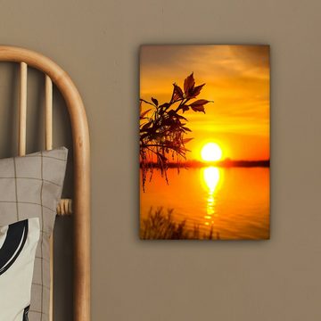 OneMillionCanvasses® Leinwandbild Sonnenuntergang - Wasser - Pflanzen - Orange, (1 St), Leinwandbild fertig bespannt inkl. Zackenaufhänger, Gemälde, 20x30 cm