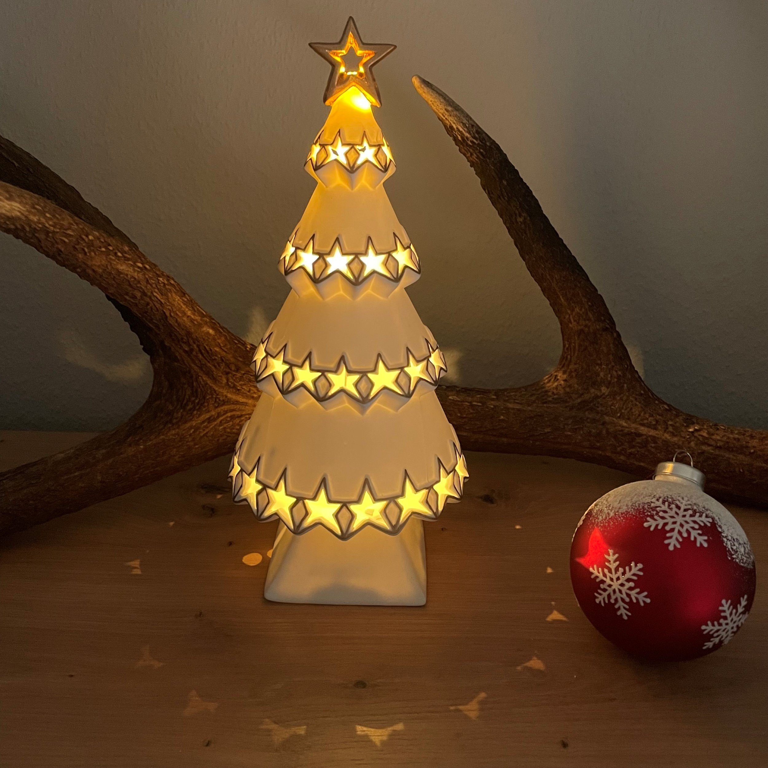 Online-Fuchs LED Dekoobjekt als Weihnachtsbaum aus Keramik mit LED Beleuchtung und Timer, LED fest integriert, warmweiß, Maße: 25x12x12 cm, ausgestanzte Sterne, die Gold umrandet sind