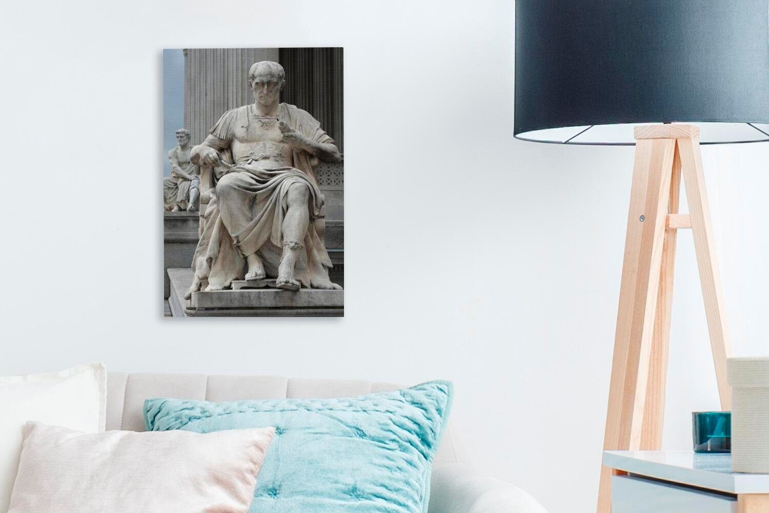 OneMillionCanvasses® Leinwandbild Eine cm Zackenaufhänger, sitzend, von Leinwandbild St), Julius (1 Statue bespannt 20x30 Caesar fertig inkl. Gemälde