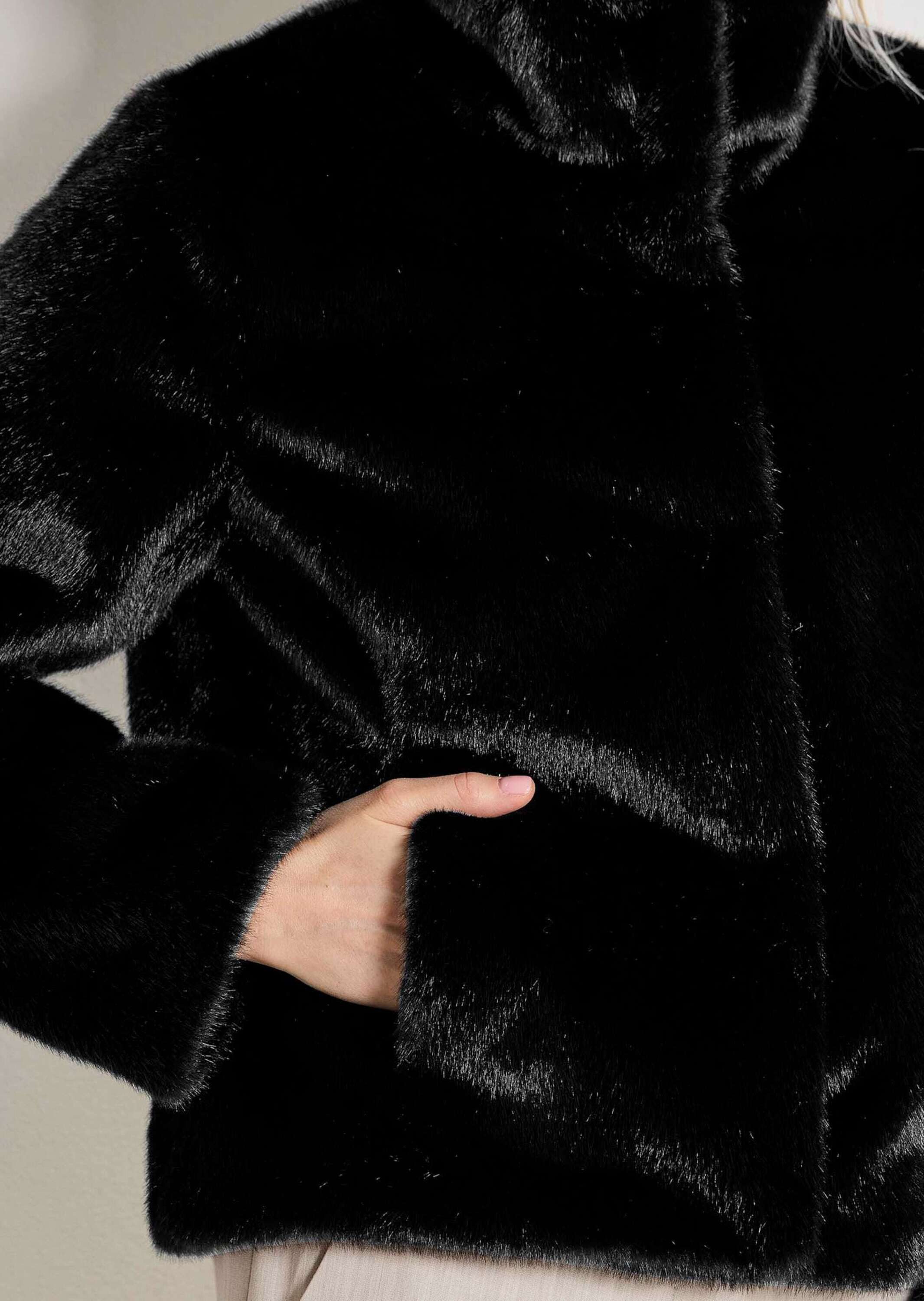 MADELEINE Outdoorjacke Webpelz-Kurzjacke mit Stehkragen Webpelzjacke mit verdeckten Druckknöpfen, Langarm, leicht gefüttert – Bild 4 von 5