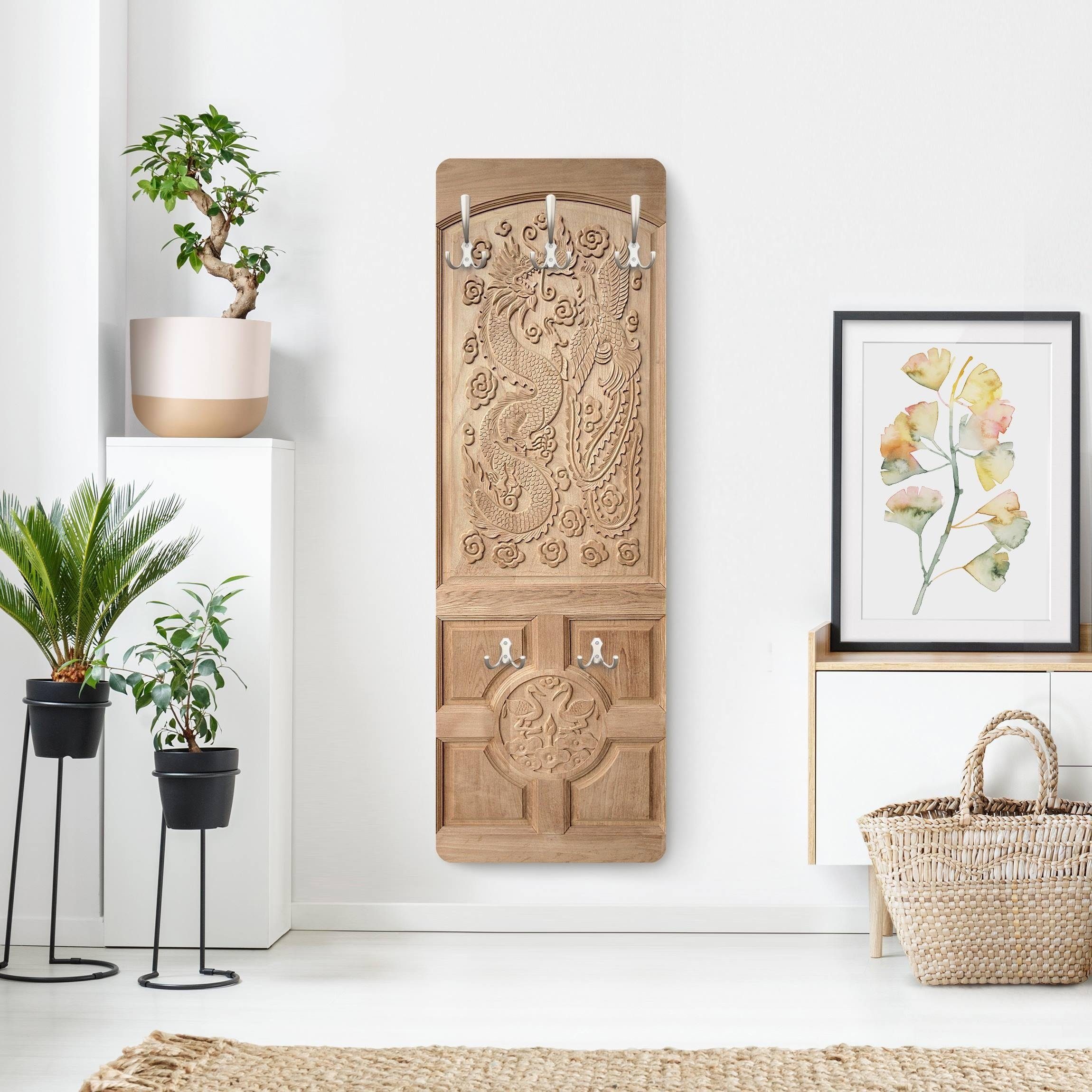 Bilderdepot24 Garderobenpaneel Design Holzoptik Bretteroptik Geschnitzte asiatische Holztür Thailand (ausgefallenes Flur Wandpaneel mit Garderobenhaken Kleiderhaken hängend), moderne Wandgarderobe - Flurgarderobe im schmalen Hakenpaneel Design
