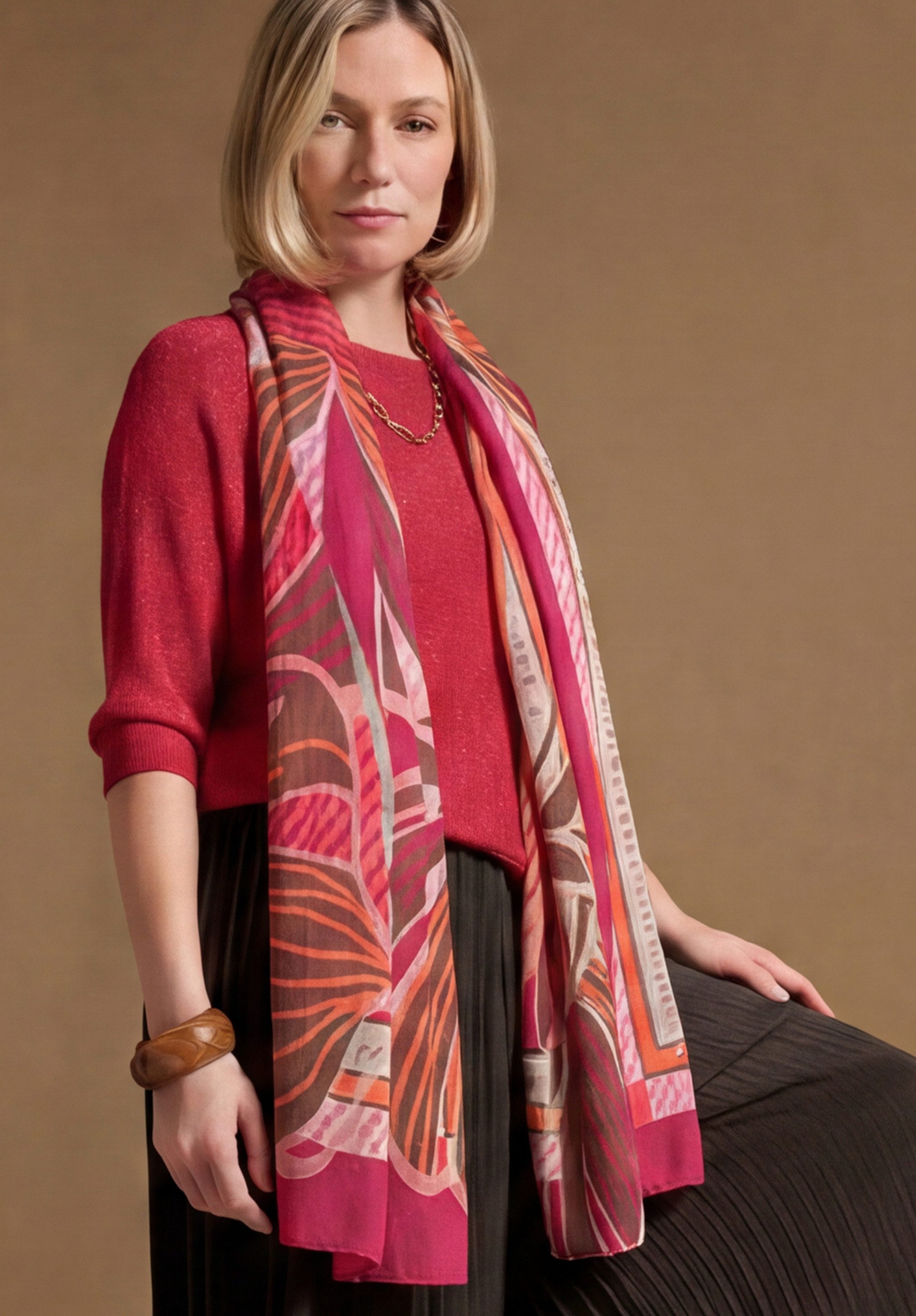 bianca Modeschal SILBA, mit floralem Druck und Typo-Print