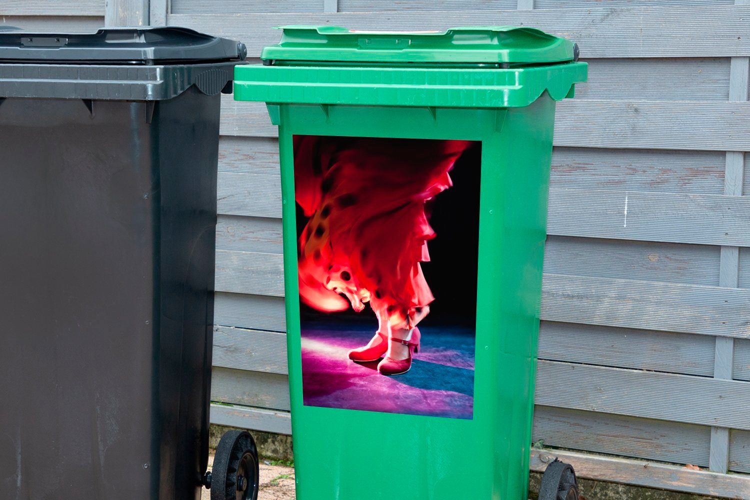 Wandsticker Eine rotem St), mit Mülleimer-aufkleber, Sticker, MuchoWow Container, Abfalbehälter Flamenco-Tänzerin Mülltonne, (1 Kleid