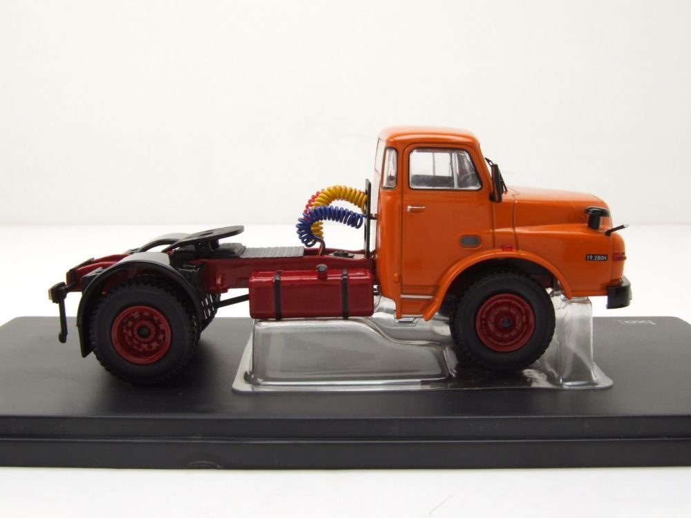 ixo Models Modellauto MAN 19.280 H Zugmaschine 1971 orange, Maßstab 1:43