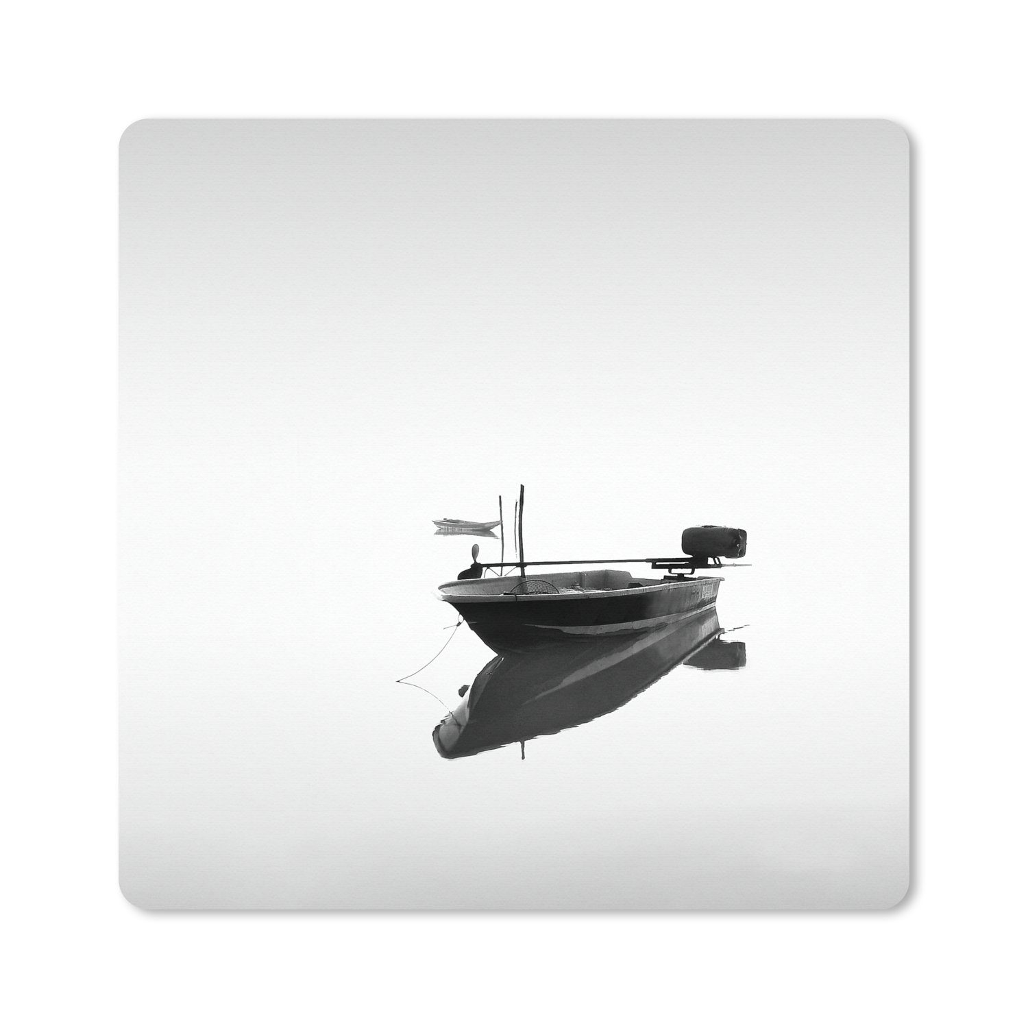 MuchoWow Gaming Mauspad Boot in ruhigem Wasser schwarz und weiß drucken (1-St), Gaming, Rutschfester Unterseite, Mausunterlage, 80x80 cm, XXL, Großes