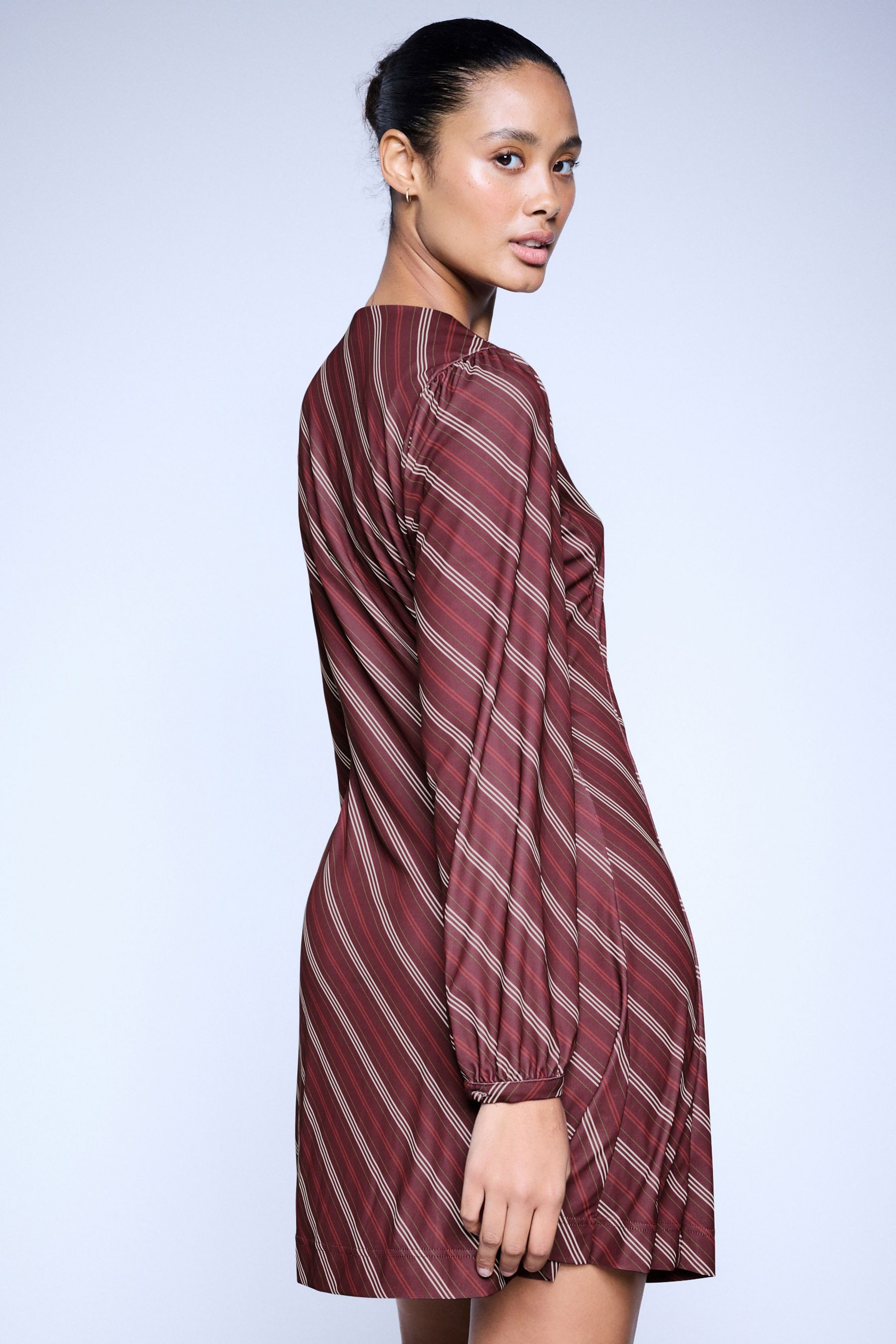 Next Minikleid Langärmeliges Midikleid mit V-Ausschnitt (1-tlg) – Bild 4 von 5