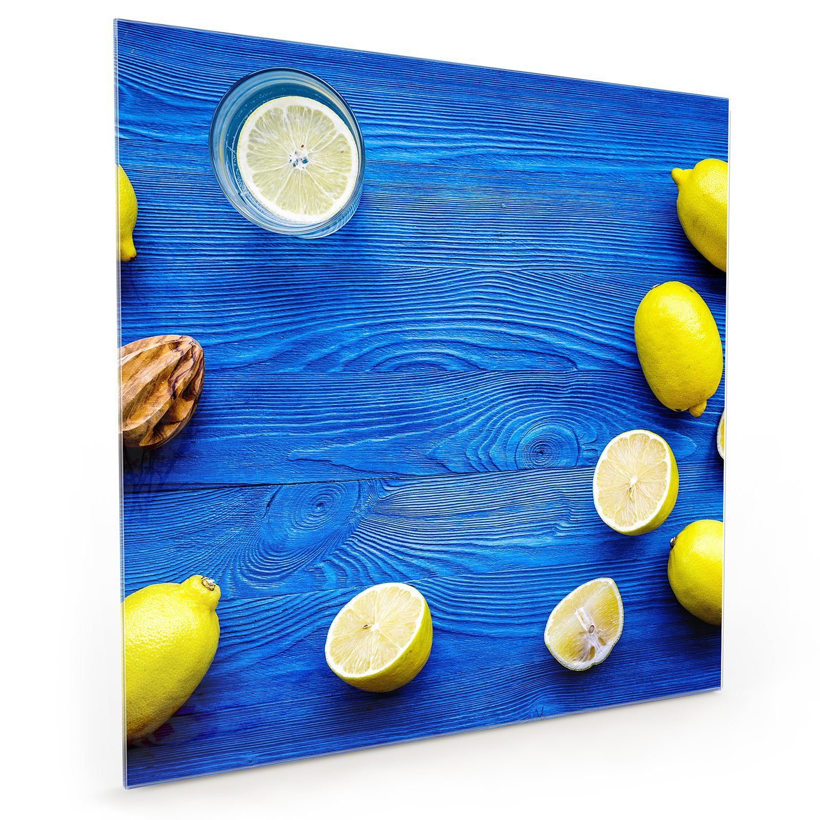 Küchenrückwand Küchenrückwand auf Holztisch Glas mit Zitronen Spritzschutz Primedeco Motiv