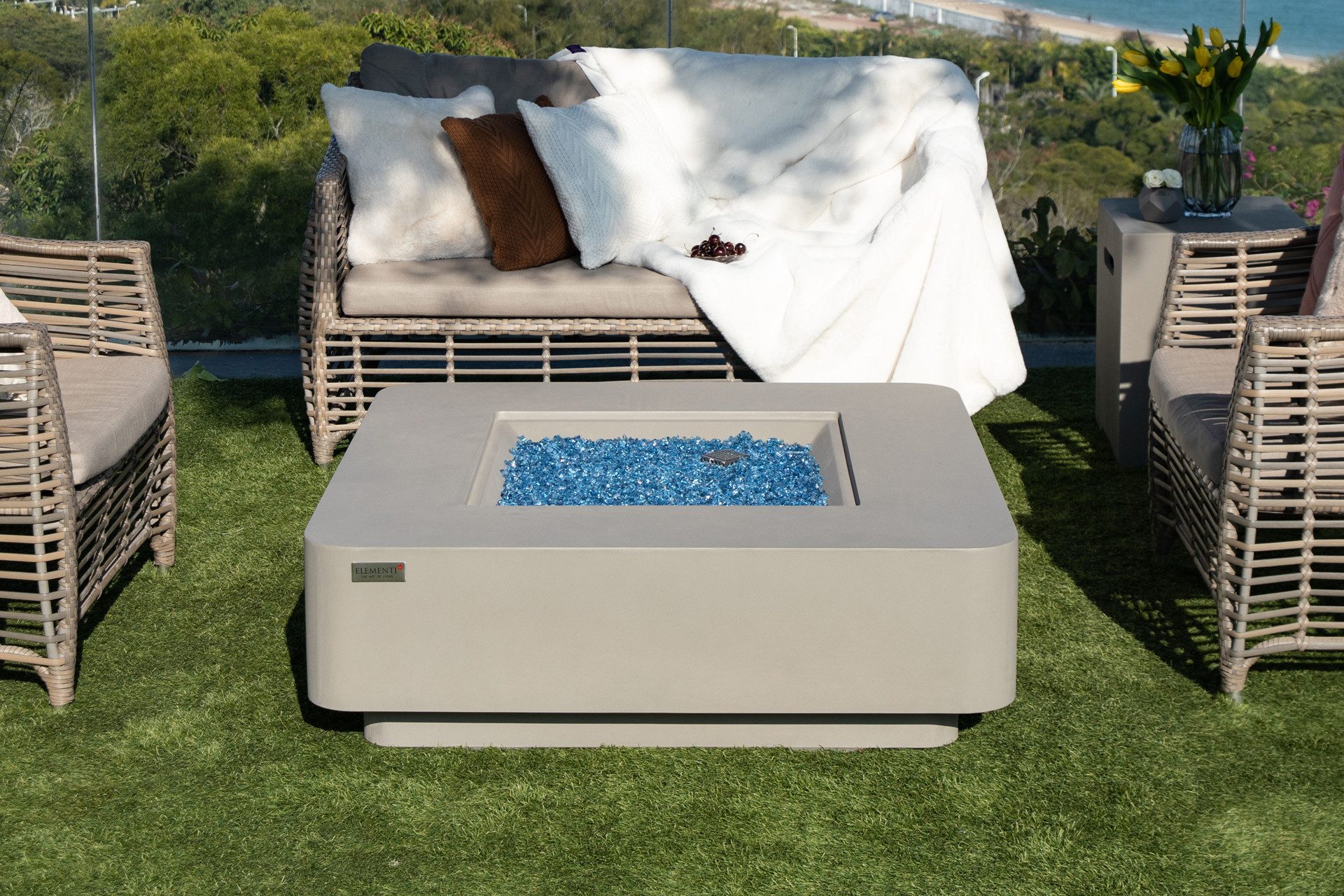 ELEMENTI Feuertisch LUCERNE Feuerstelle aus Beton - Komplett-Set mit Zubehör, (SET, 1-St., inkl. mehreren Komponenten), Beton,(107x107x35cm)