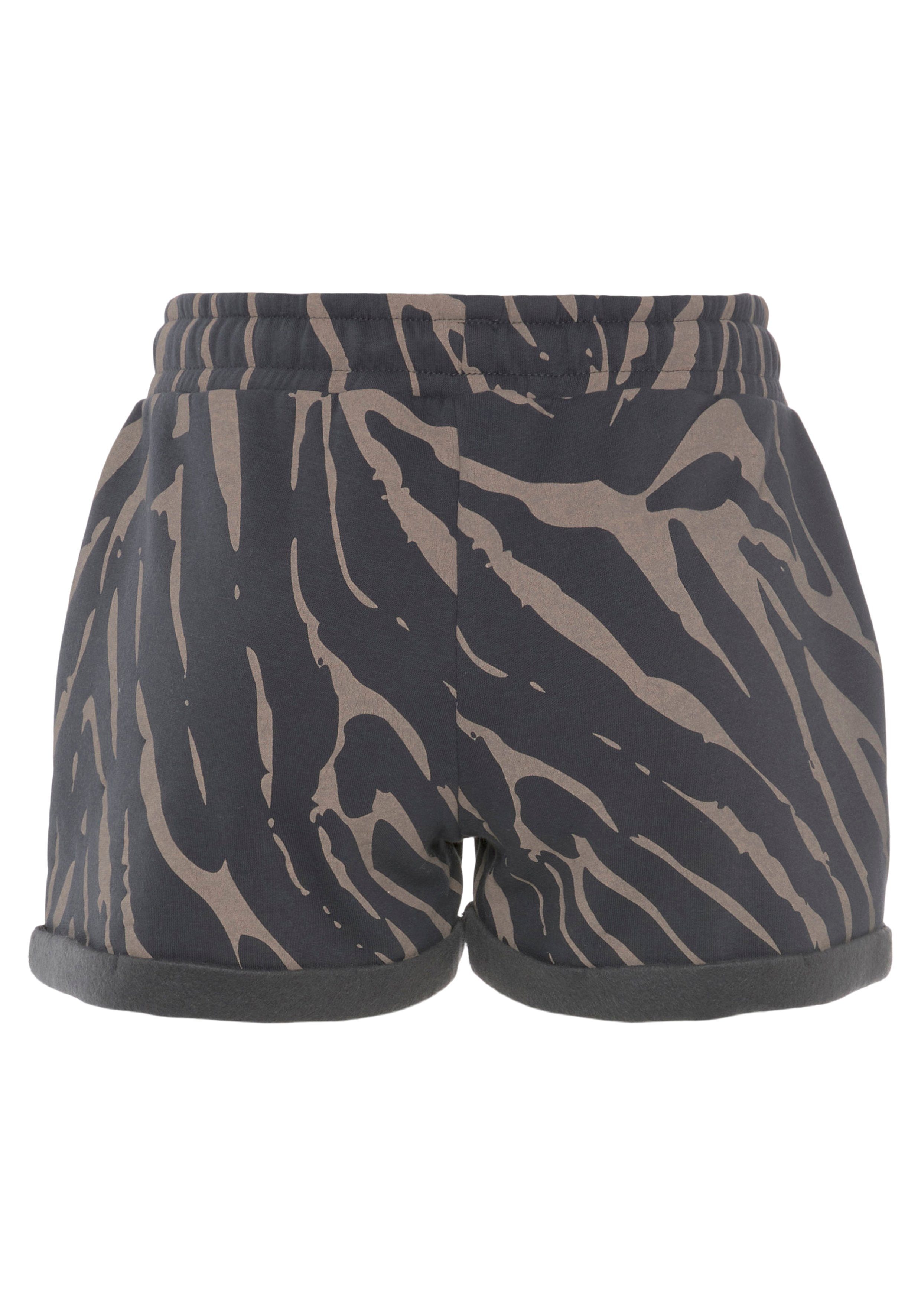 LASCANA Relaxshorts mit seitlichen Taschen und Logostickerei, Loungewear