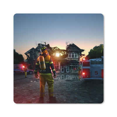 MuchoWow Gaming Mauspad Feuerwehrmann vor einem abgebrannten Haus (1-St), Gaming, Rutschfester Unterseite, Mausunterlage, 80x80 cm, XXL, Großes