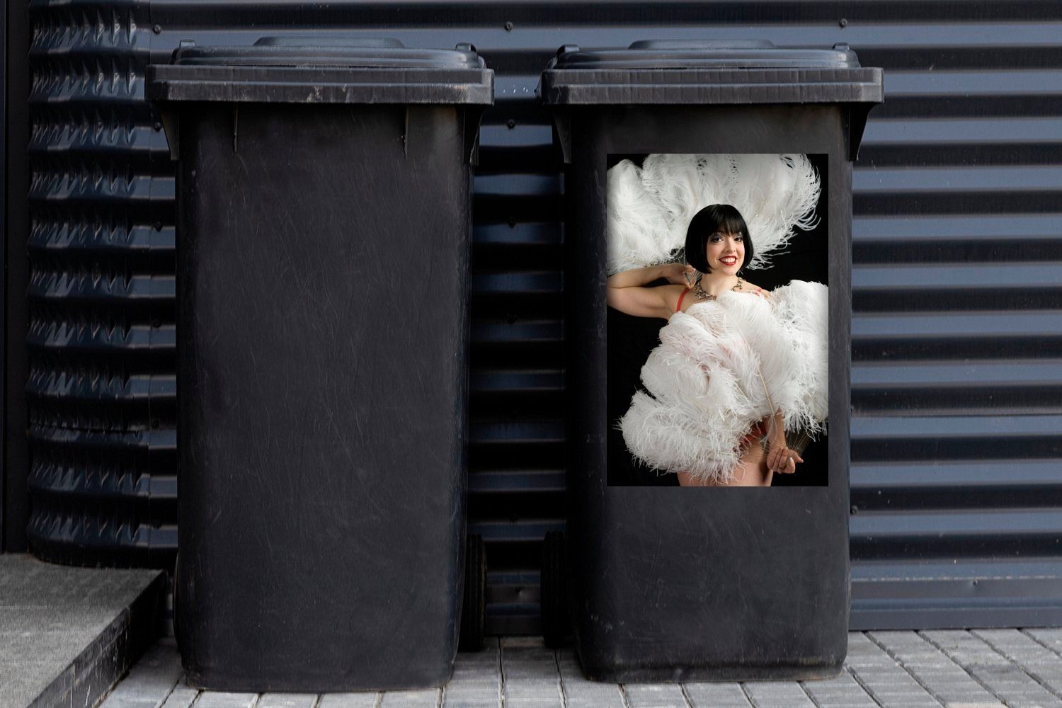 MuchoWow Wandsticker Burlesque-Tanz mit Federfächer Abfalbehälter Container, (1 Mülltonne, St), Sticker, Mülleimer-aufkleber