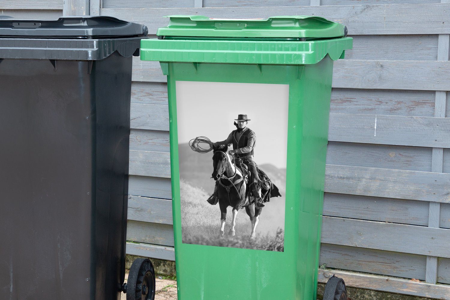 MuchoWow Wandsticker weiß Abfalbehälter auf schwarz Mülleimer-aufkleber, Sticker, einem einem Container, St), Mülltonne, Ein (1 Pferd grauen Cowboy vor - und Himmel