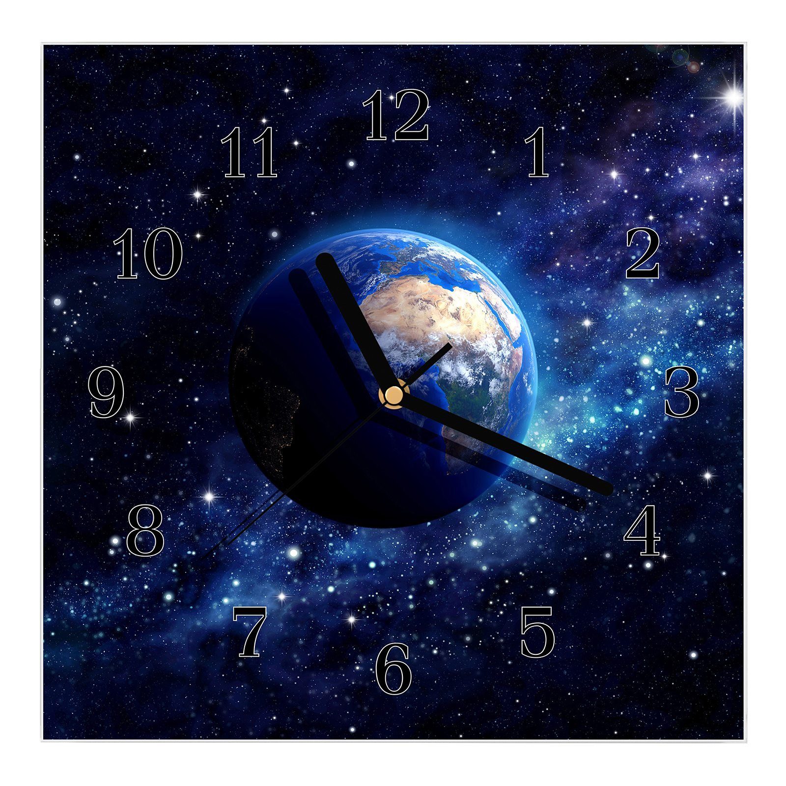 Primedeco Wanduhr Glasuhr Wanduhr Wandkunst Größe 30 x 30 cm mit Motiv Planet Erde im Sternenfeld