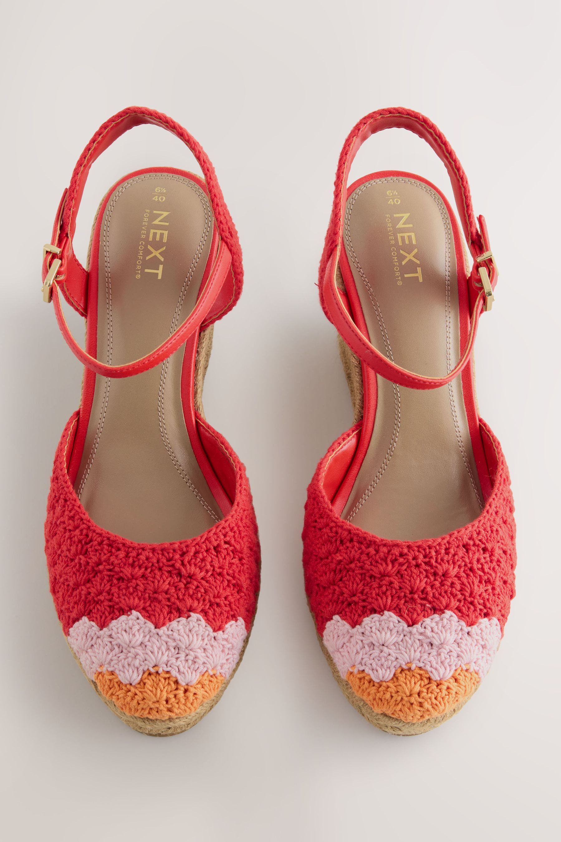 Next Forever Comfort Keilabsatzschuhe mit Häkelbesatz Keilsandalette – Bild 5 von 5