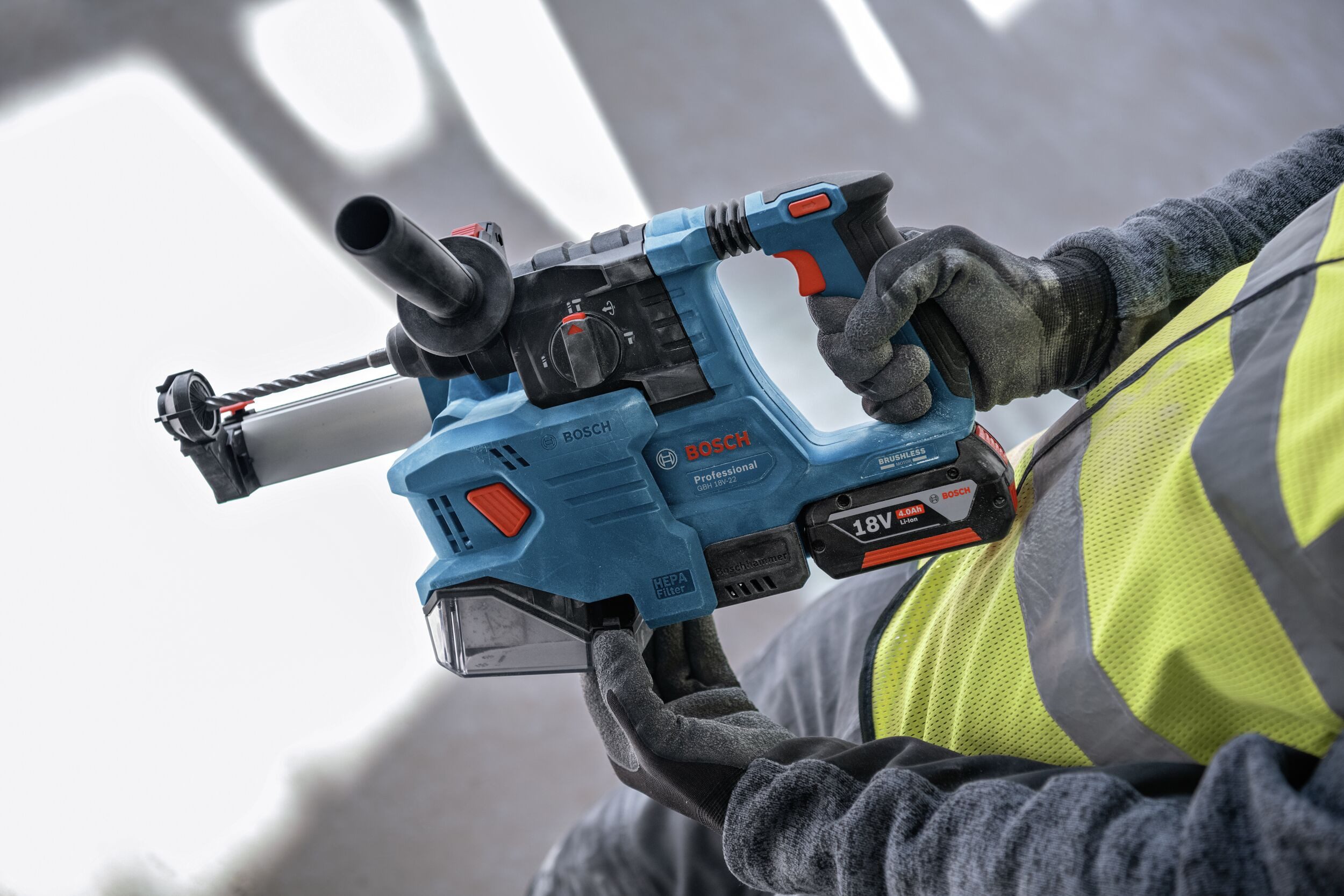 BOSCH Akku-Kombibohrhammer GBH 18V-22, 18 V, max. 1050 U/min, Bohrhammer mit SDS plus & 2 x 4 Ah Akku - in L-BOXX 238