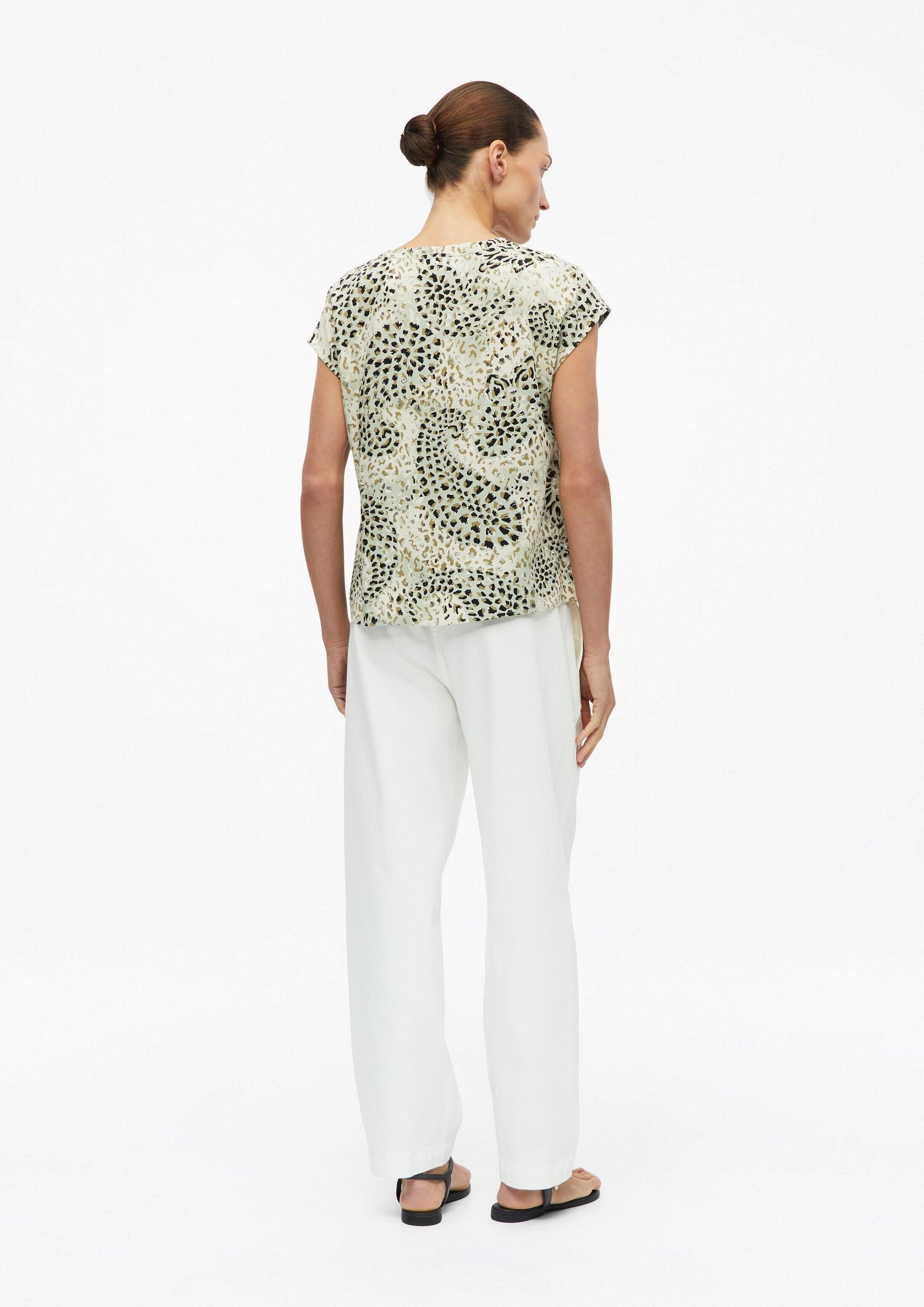 s.Oliver Blusentop Bluse Bluse mit All-over-Print und überschnittenen Schultern