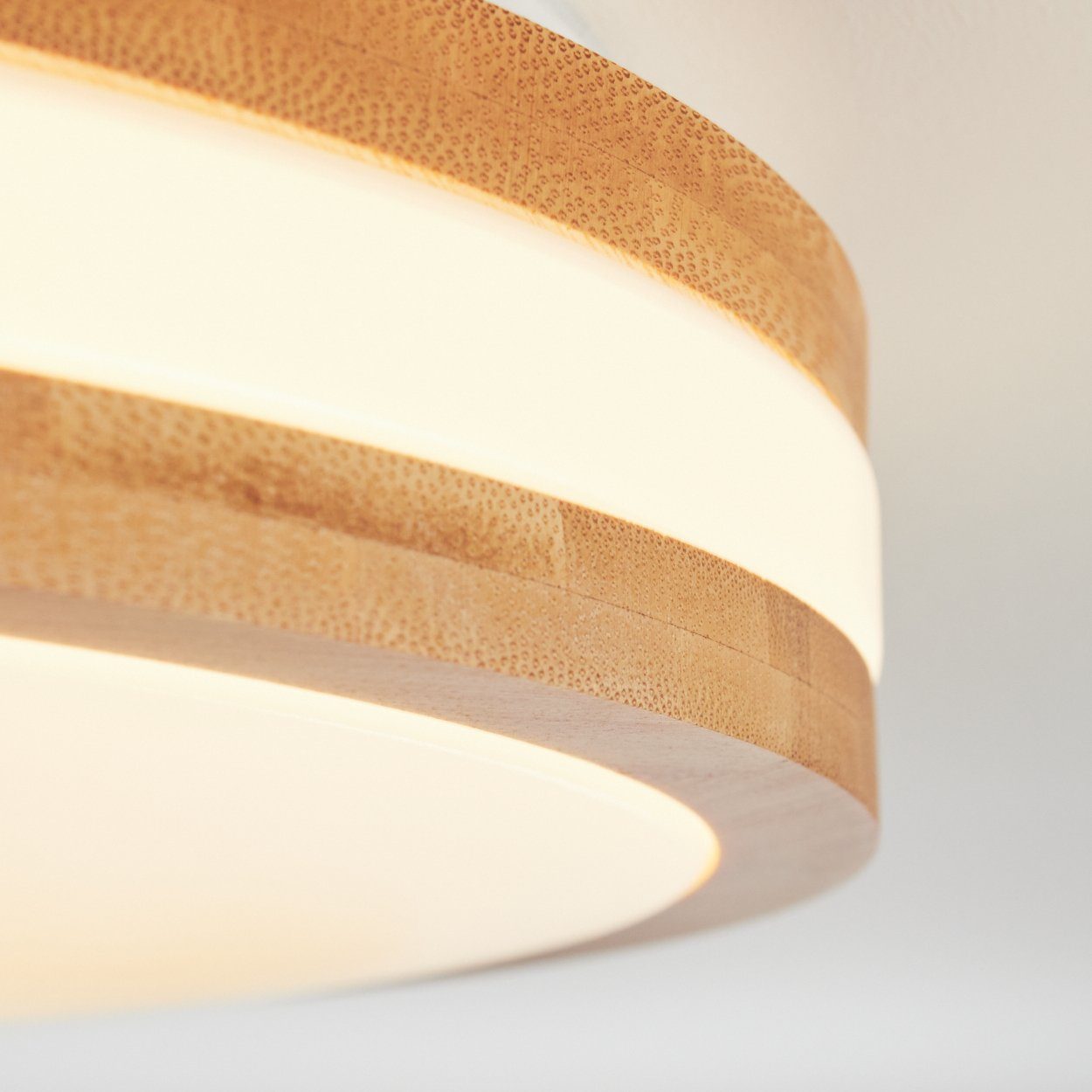 hofstein Deckenleuchte dimmbare Deckenlampe aus Metall/Bambus/Kunststoff in Weiß/Natur, LED fest integriert, 3000 - 6000 Kelvin, Leuchte im Boho-Design, 2500 Lumen, LED 24 Watt, inkl. Fernbedienung