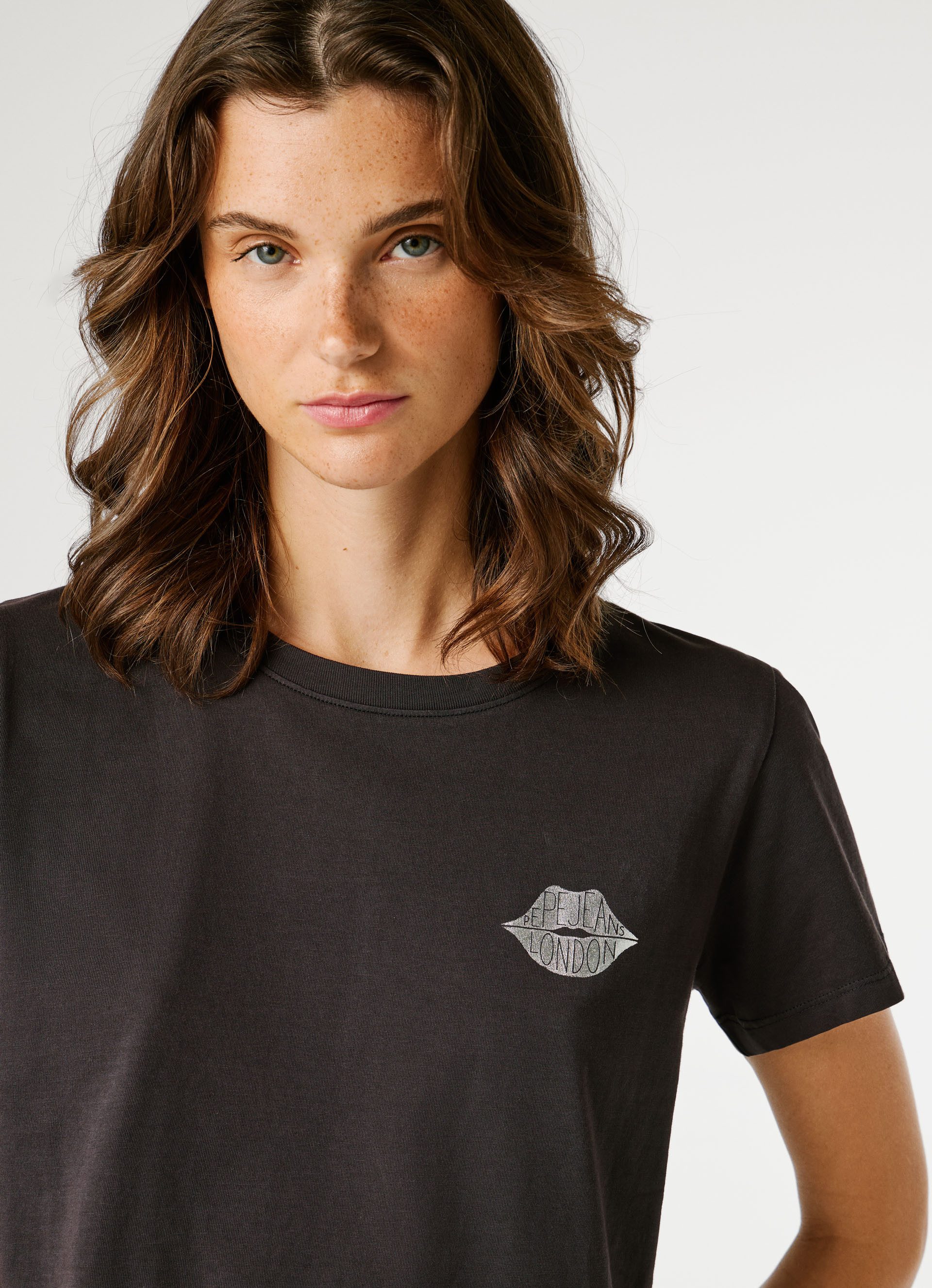 Pepe Jeans T-Shirt BRULE mit Runhals, kleiner Print auf der Brust – Bild 4 von 5