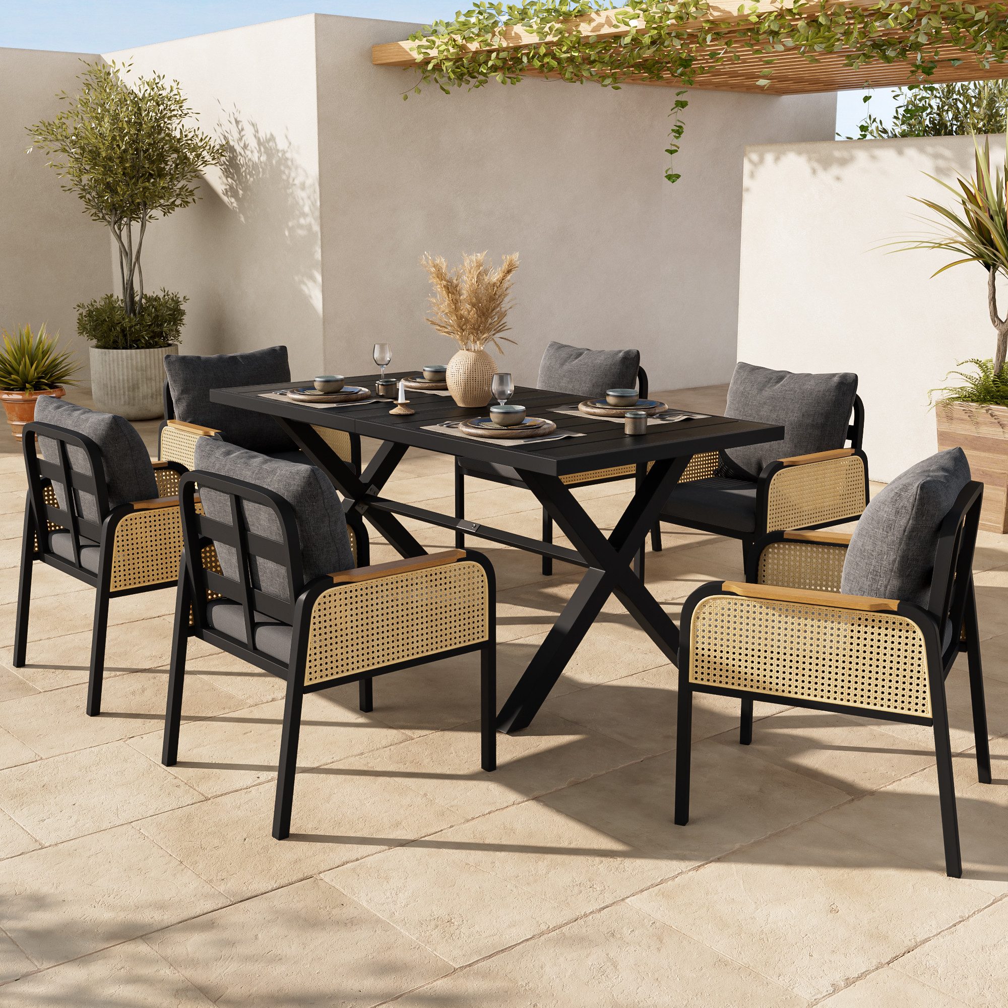 Refined Living Gartenlounge-Set 7-teiliges Gartenmöbel-Set Essgruppe Outdoor, Tisch + 6 Stühle, (Schwarz & Natur, 7-teiliges Gartenmöbel-Set, 148x80x75 cm Tisch, 57x63x84 cm Stühle, Eisengestell, 1-tlg., Holzoptik Tischplatte, Rattan Armlehnen, mit Kissen, wetterfest), Outdoor Essgruppe für Garten Terrasse Balkon, modern Sitzgruppe