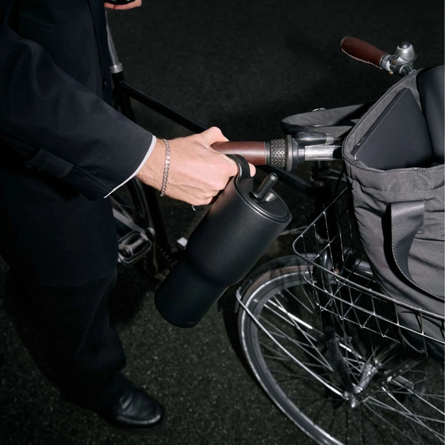 Eva Solo Thermobecher Sip'n'Go mit Trinkhalm Schwarz 900 ml, Edelstahl, Silikon, Kunststoff