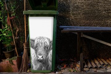 MuchoWow Wandsticker Schottischer Highlander - Tiere - Hörner - Schwarz und weiß (1 St), Mülleimer-aufkleber, Mülltonne, Sticker, Container, Abfalbehälter