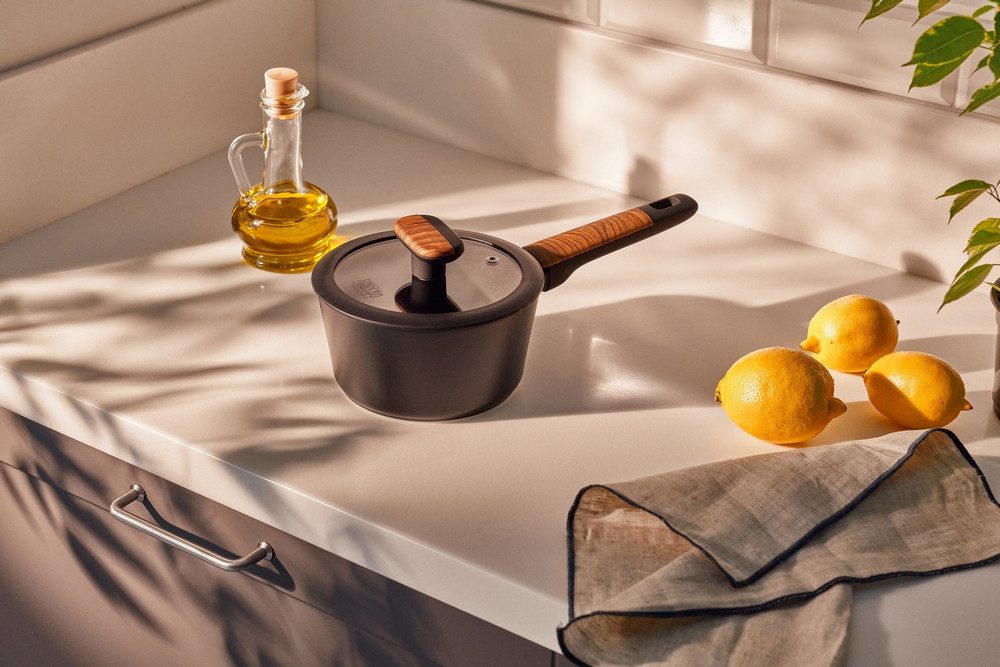 RESTO Kitchenware Kasserolle Mon, Topf 1,4 l, antihaftbeschichtet und spülmaschinenfest, Aluminium (2-tlg), mit Glasdeckel und stoßdämpfendem Silikonrand, im Geschenkkarton