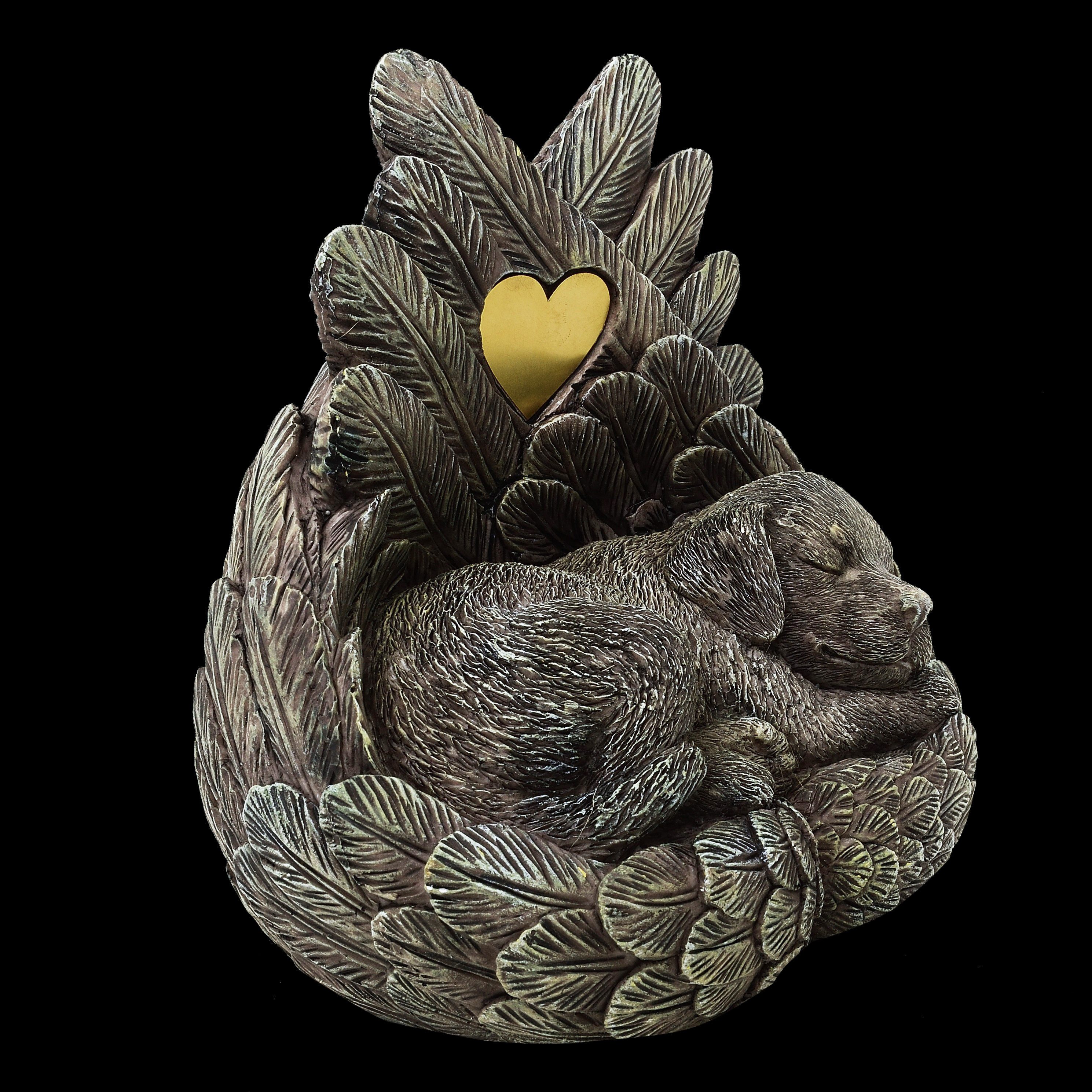 MystiCalls Tierfigur Hunde Urne Hund schläft in Engelsflügel Tierurne Hundeurne (1 St), Fassungsvolumen ca. 1,65 Liter (Hunde bis ca. 28 kg) – Bild 5 von 5