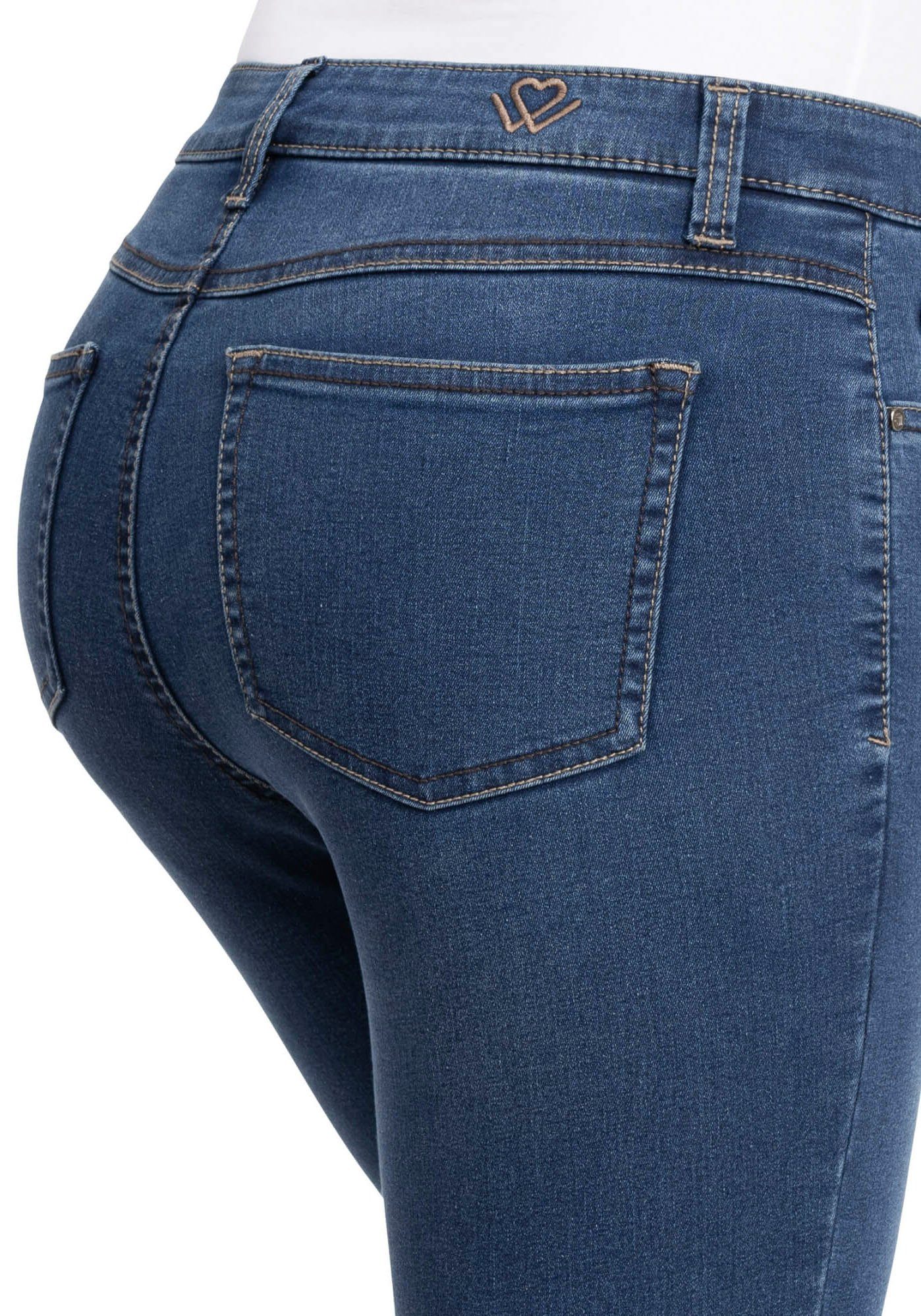wonderjeans Bootcut-Jeans Figurbetonte Form mit leicht ausgestelltem Bein