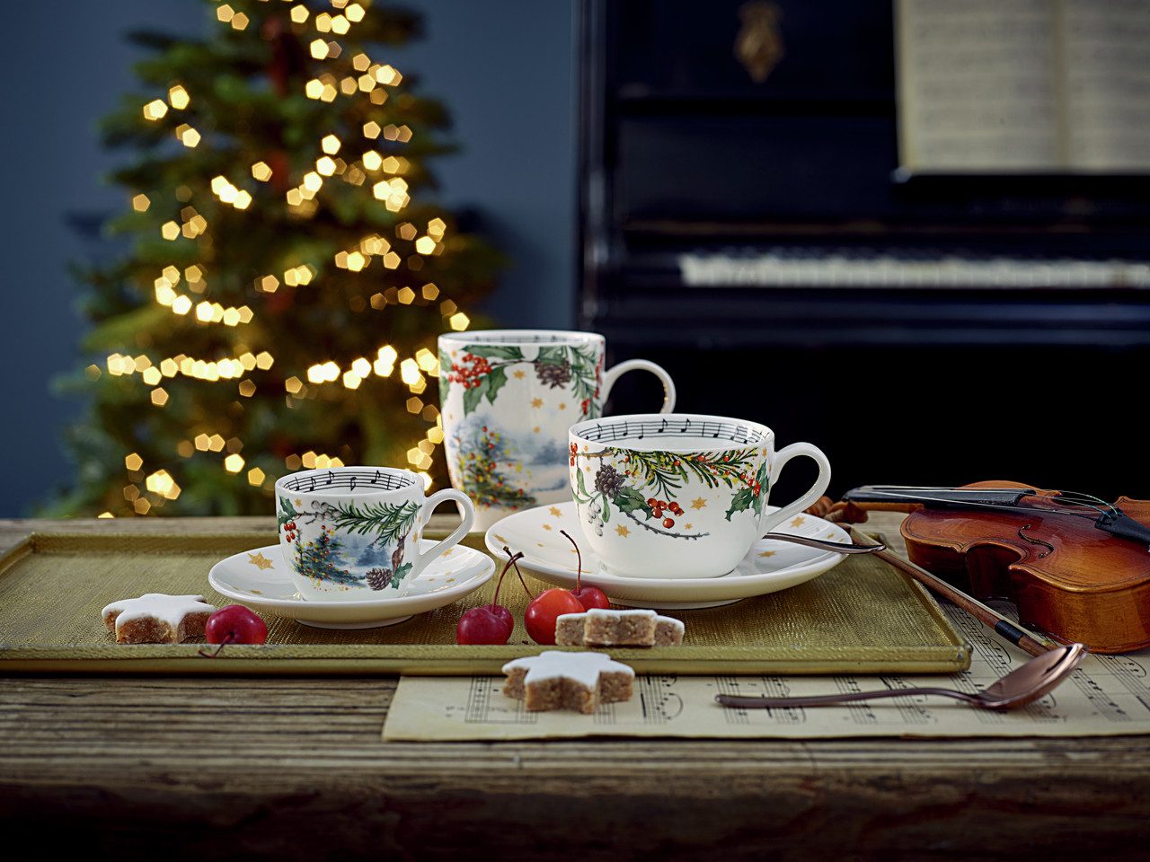 Hutschenreuther Becher Sammelserie 2023 Am Weihnachtsbaum Becher mit Henkel, Porzellan
