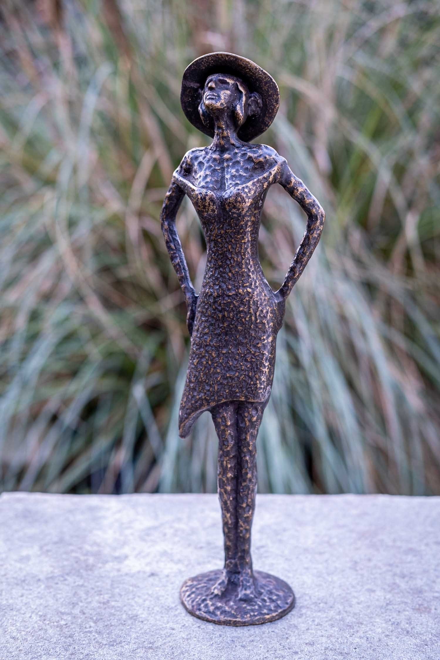 UV-Strahlung. Bronze-Skulptur – Bronze werden IDYL Dame Bronze – Hut, in Gartenfigur Wachsausschmelzverfahren gegen Frost, Langlebig IDYL Die von Modelle – sehr Regen mit patiniert. gegossen und und robust in Moderne Hand witterungsbeständig