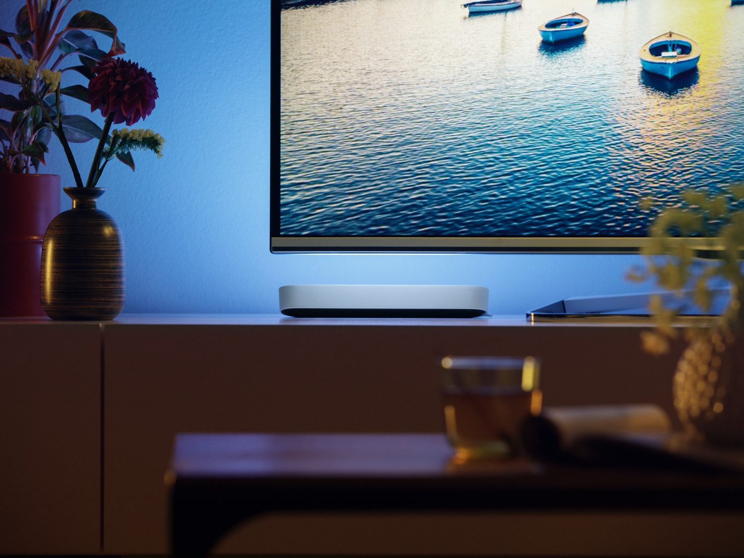 Philips Hue LED Lichtleiste White & Color Ambiance Play Lightbar Basis-Set weiß mit Netzteil, Abschaltautomatik, Bluetooth, CCT - über Fernbedienung, Dimmfunktion, Einschlafhilfe, Farbsteuerung, Farbwechsel, Memory, nach Trennung vom Netz, Nachtlichtfunktion, RGB, Smart Home, Timerfunktion, Weckerfunktion, dimmbar über Fernbedienung, erweiterbar, mehrere Helligkeitsstufen, LED fest integriert, Farbwechsler, RGB, warmweiß - kaltweiß, Steuerbar per App und Stimme, Smart Home fähig, Farbfähig und Weißtöne