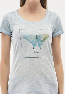 ORGANICATION T-Shirt Garment Dyed T-Shirt aus Bio-Baumwolle mit Schmetterling-Print in Milky Blue