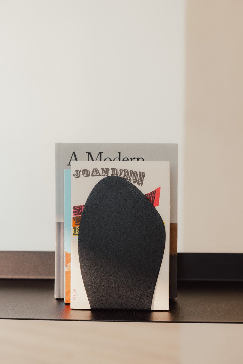 Metallbude Buchstütze DARCY (2-er Set), handgefertigt mit Präzision