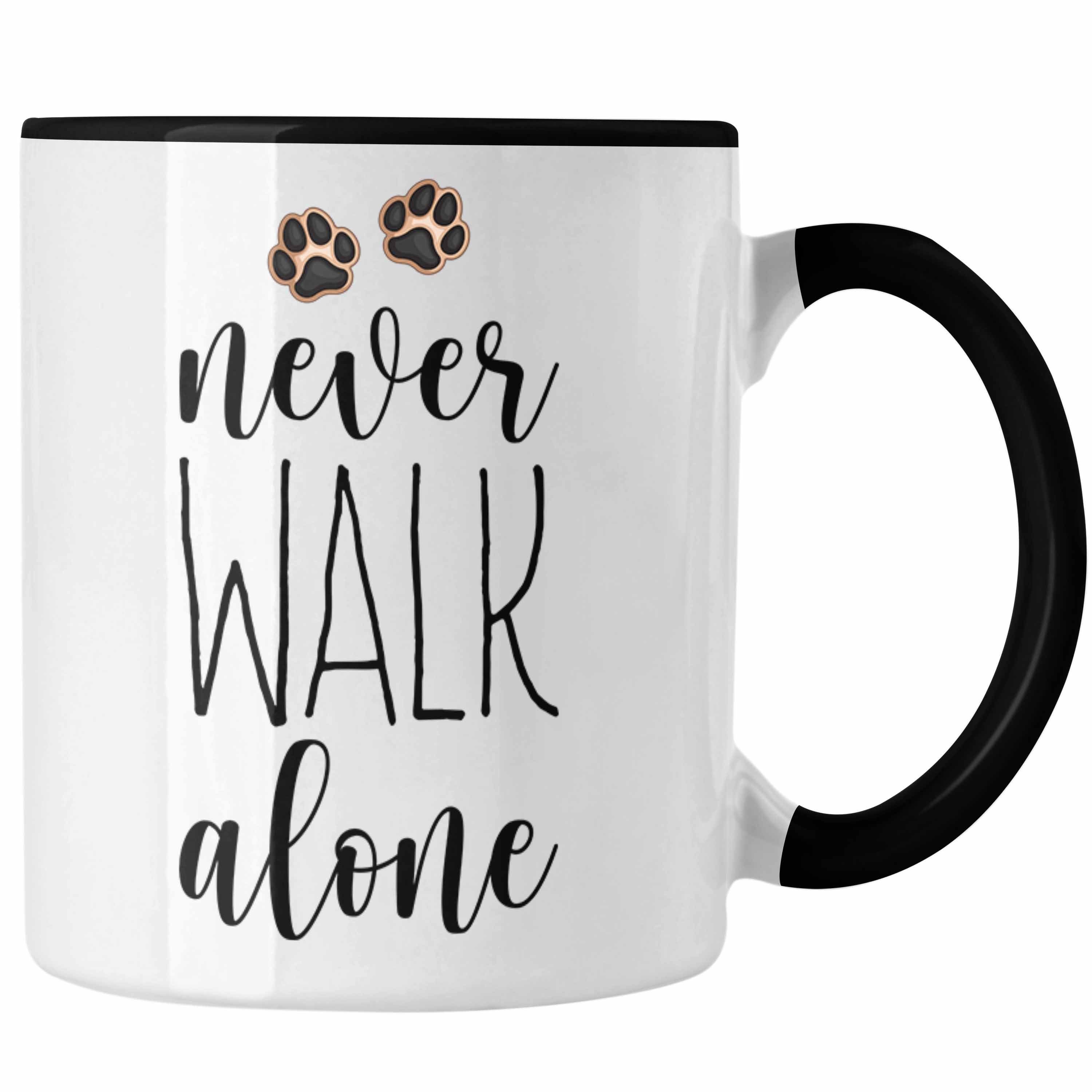 Trendation Tasse Never Walk Alone Tasse Geschenk Hundebesitzer Frauchen Herrchen Kaffee Schwarz