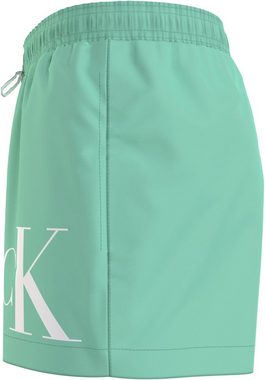 Calvin Klein Swimwear Badeshorts SHORT DRAWSTRING mit großem Logo-Print auf dem Bein