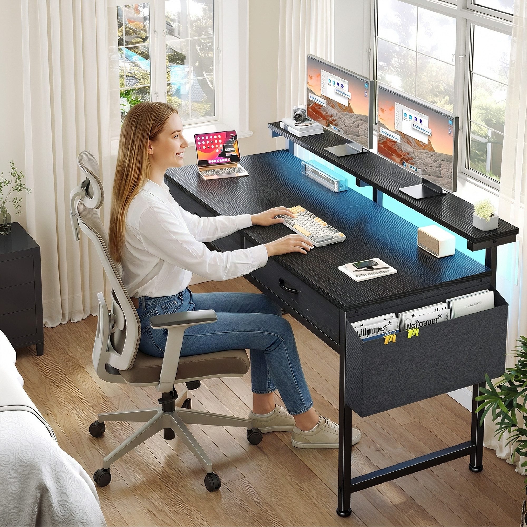 Klyvvo Schreibtisch mit 3 Schubladen, Gaming Schreibtisch mit LED Bieten Stauraum (1-St., Monitorständer & Seitenfach, Gaming Tisch RGB mit Fernbedienung), Kompakte Maße Passen Gut in Studierende, Home-Office-Arbeiter