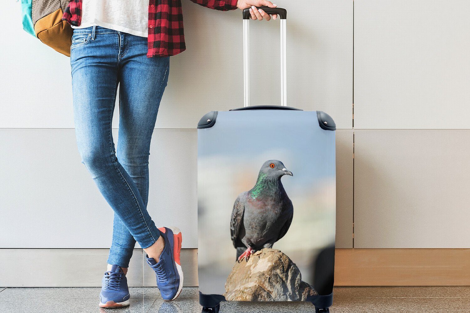 MuchoWow Reisetasche Eine mit Reisekoffer Handgepäck sitzt einem Ferien, Rollen, 4 Stein, Trolley, Taube rollen, für Handgepäckkoffer auf