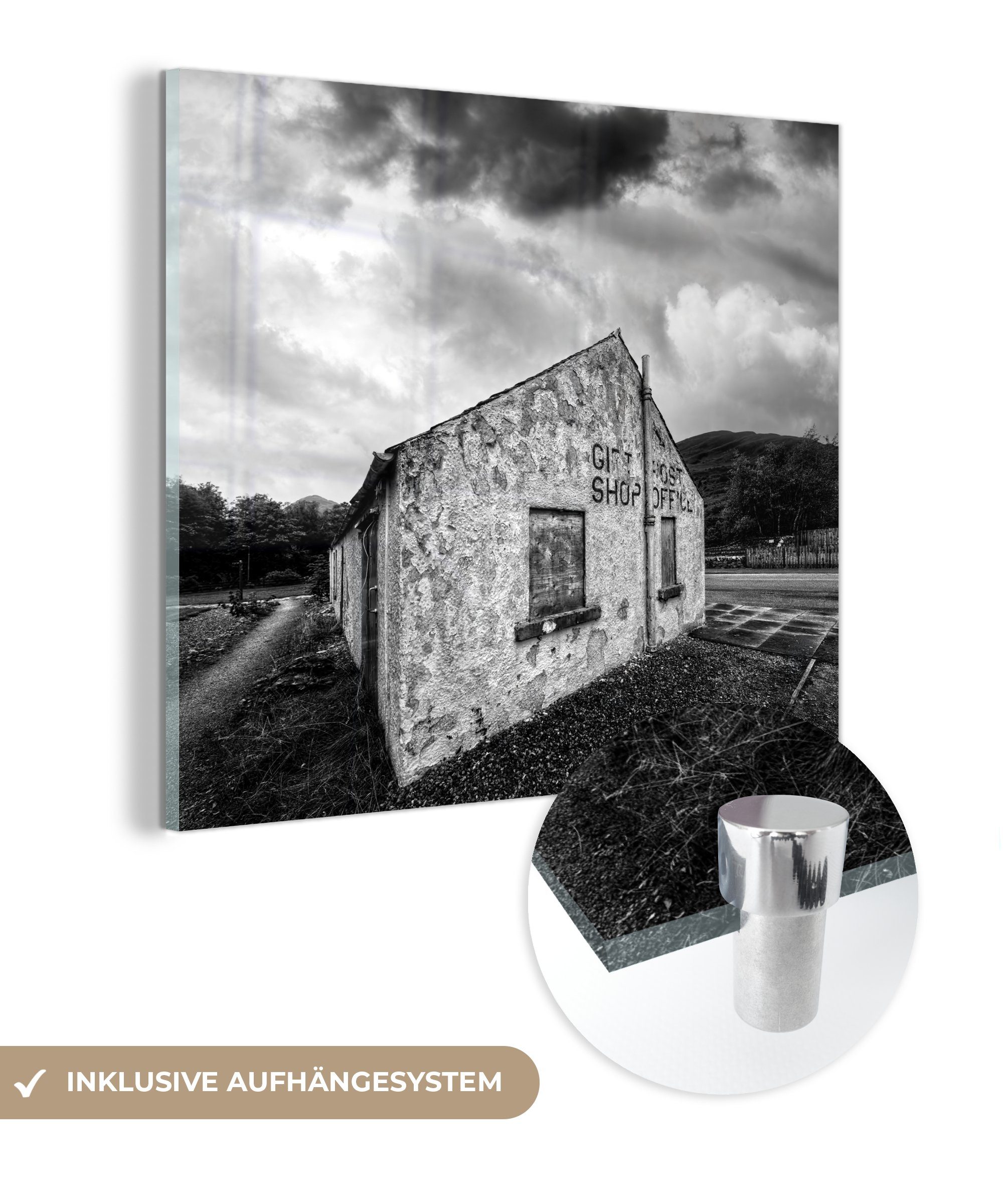 MuchoWow Acrylglasbild Verlassenes Gebäude mit Gewitter - schwarz und weiß, (1 St), Glasbilder - Bilder auf Glas Wandbild - Foto auf Glas - Wanddekoration