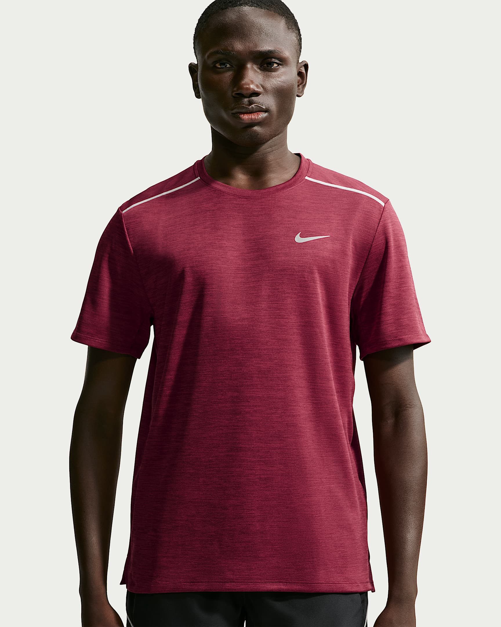 Nike Laufshirt M NK DF UV MILER SS mit reflektierenden Details, schnell trocknend, atmungsaktiv