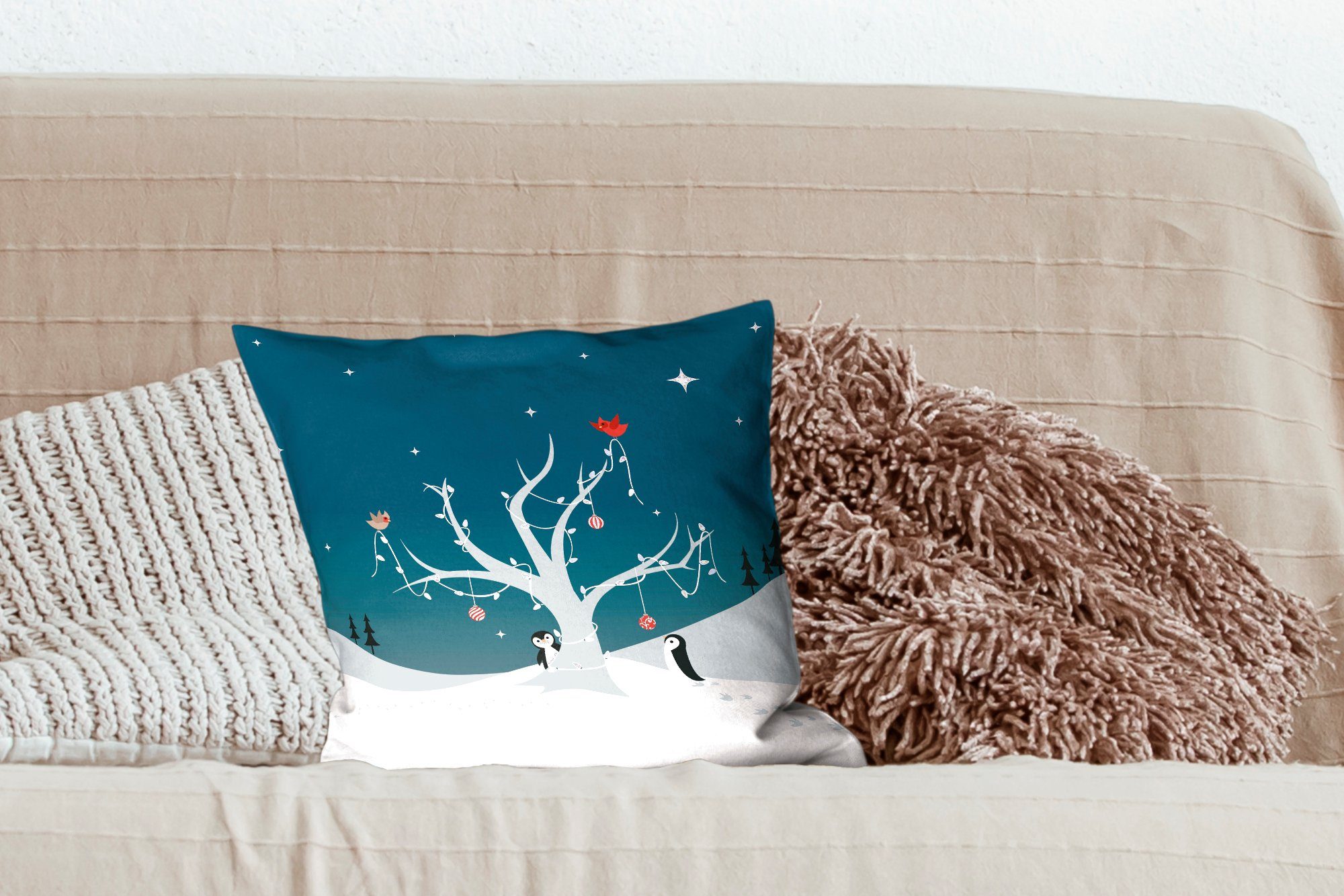für Schlafzimmer, eines beim Dekokissen Pinguinen mit Füllung Illustration zwei Deko, von Zierkissen Sofakissen Weihnachtsbaums, Schmücken MuchoWow Wohzimmer,