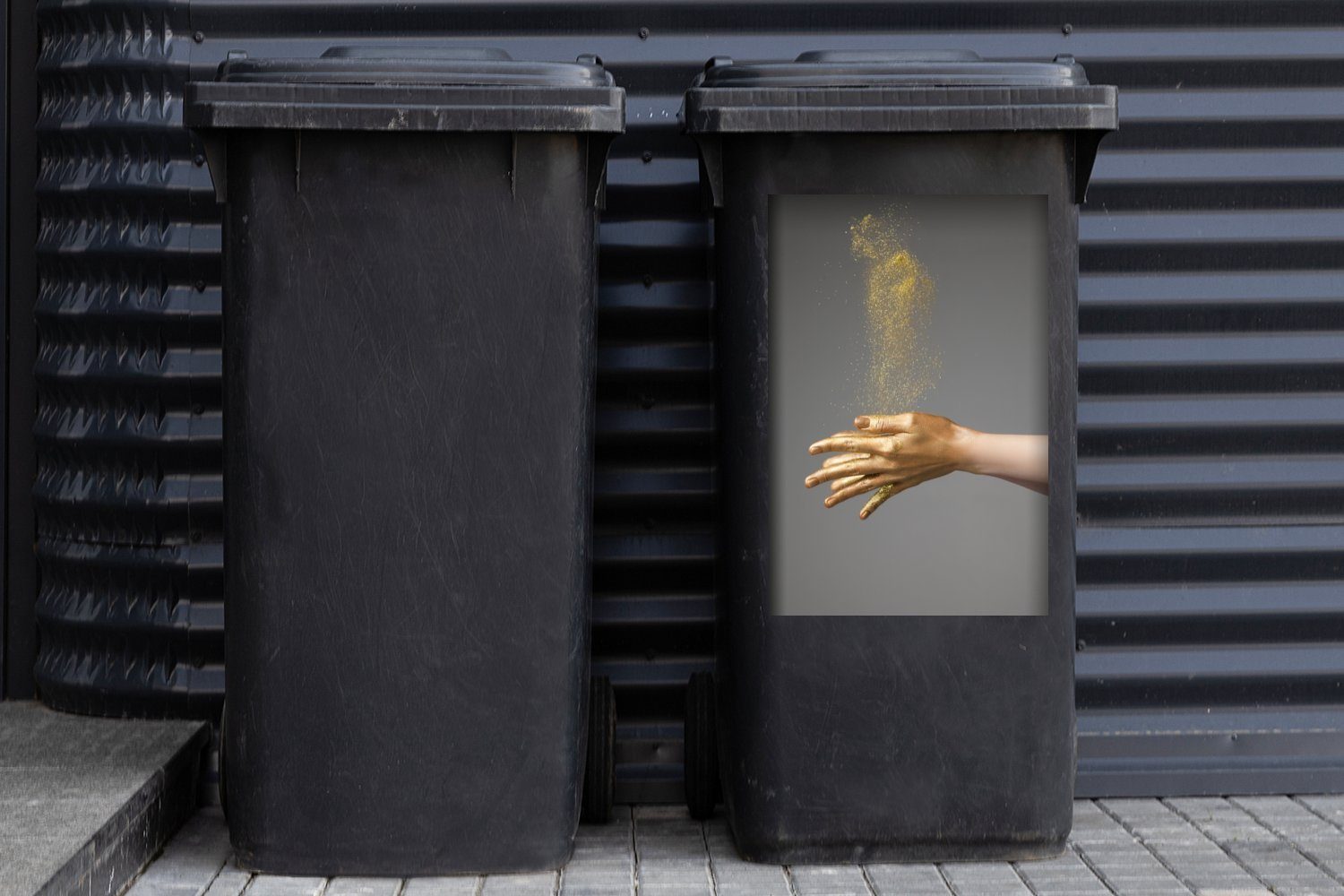 MuchoWow Wandsticker Frau mit Mülltonne, Sticker, goldgefärbten St), Mülleimer-aufkleber, Händen Glitzerwolke (1 einer und Container, Abfalbehälter