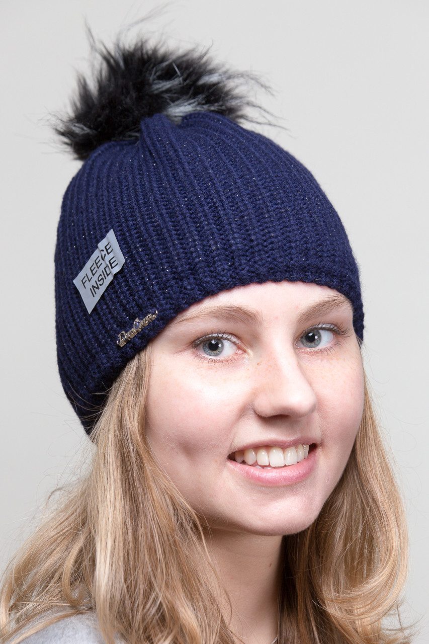 DanCarol Fellimitatmützen DCW-837B-die Mütze hält warm und ist innen mit Fleece gefüttert, Hingucker hat sie eine Bommel.