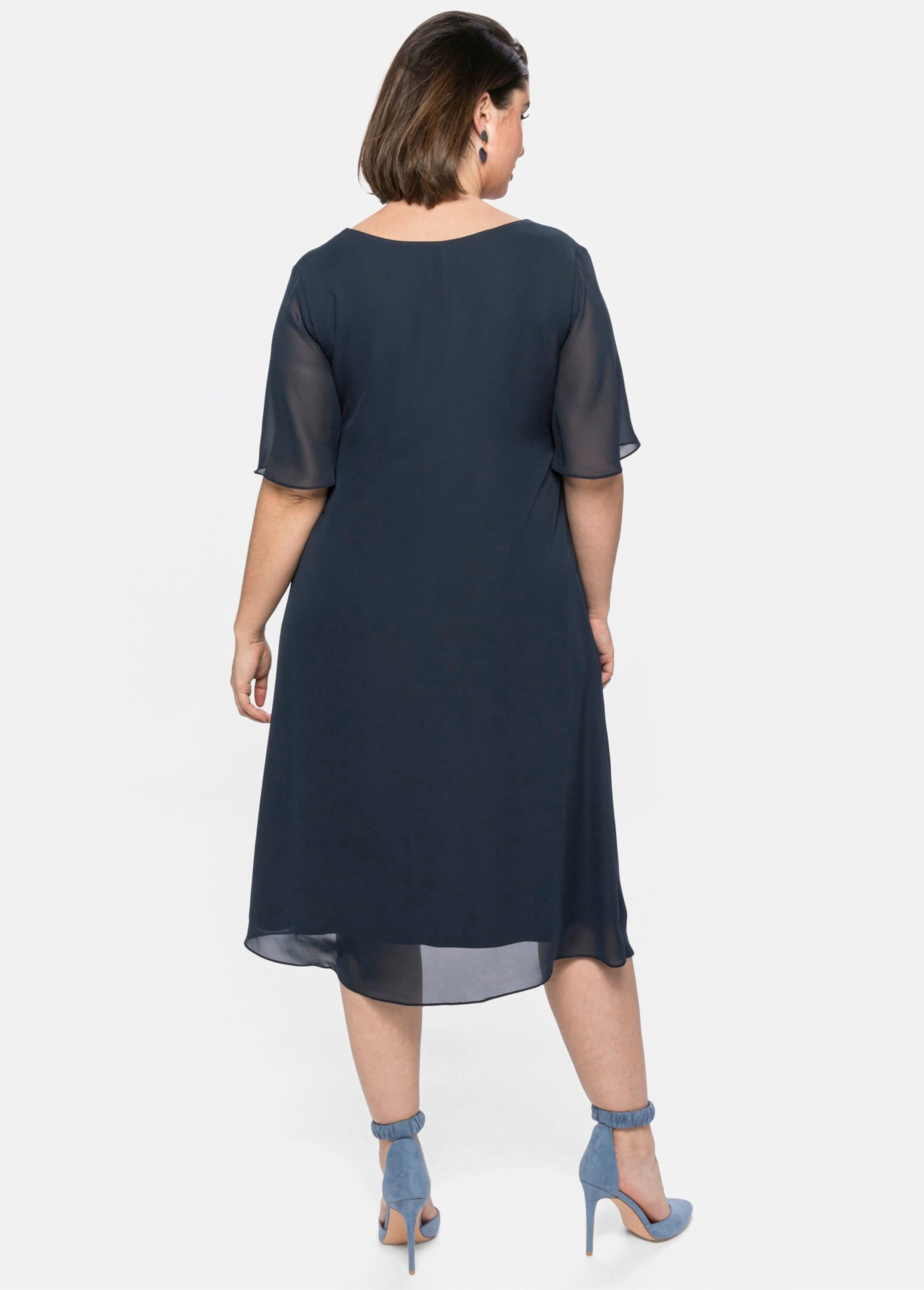 Sheego Etuikleid Chiffonkleid Kurzarm mit Schmucksteinen am Ausschnitt