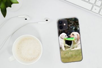 MuchoWow Handyhülle Hund mit seinem Welpen und einem Frisbee, Handyhülle Apple iPhone 12 Mini, Smartphone-Bumper, Print, Handy