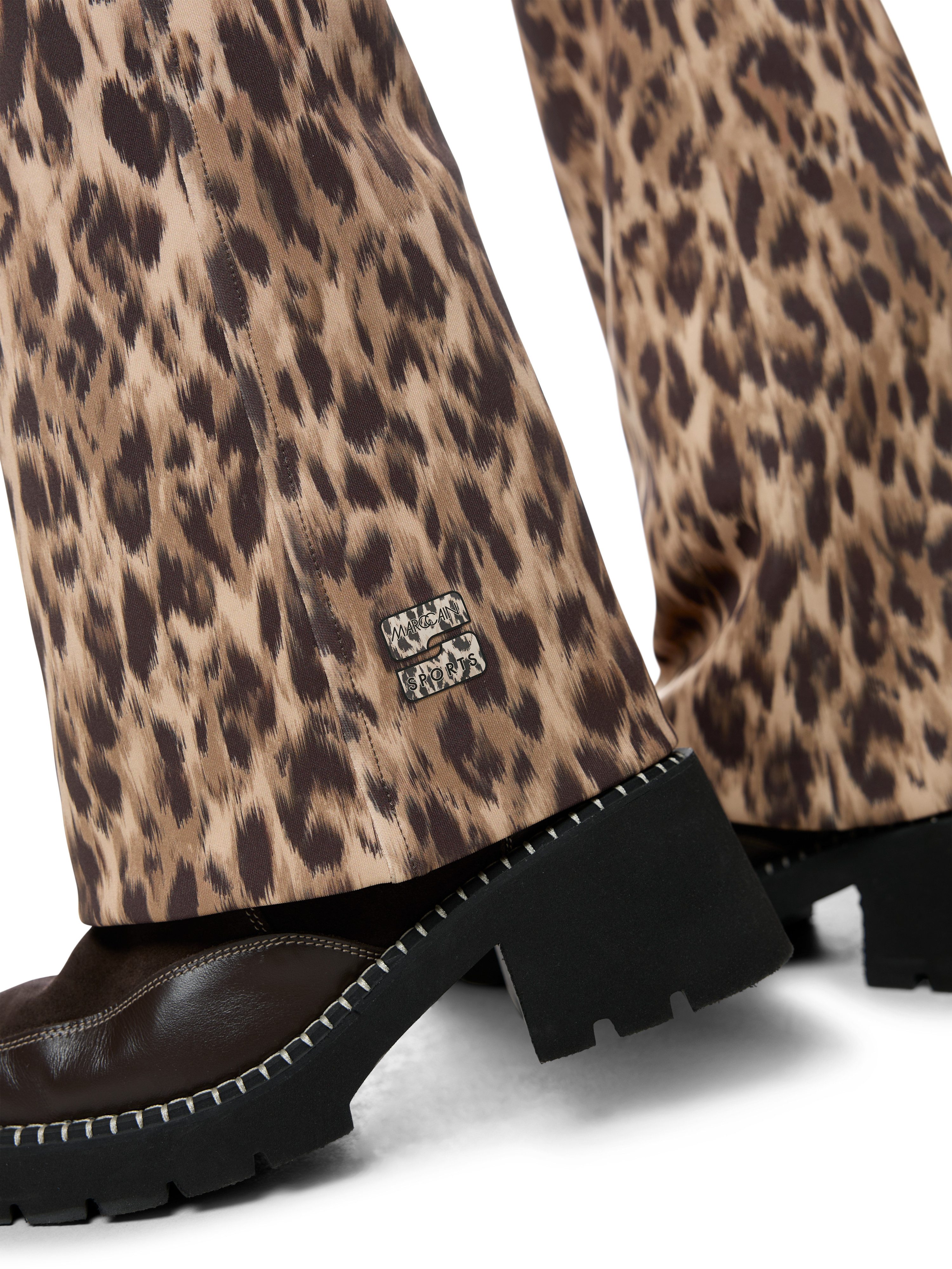 Marc Cain Schlupfhose Winter Wilds Premium Damenmode Model: FREDERICA im Feminine Fit, Allover-Leoprint – Bild 3 von 5
