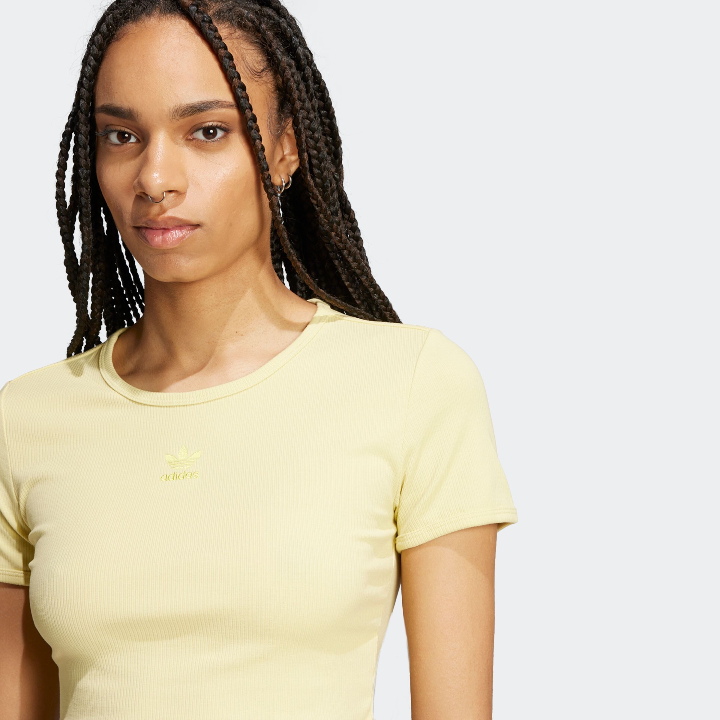 adidas Originals T-Shirt ESSENTIALS RIBBED CROP figurbetonte Passform, schmaler Schnitt, kürzerer Schnitt